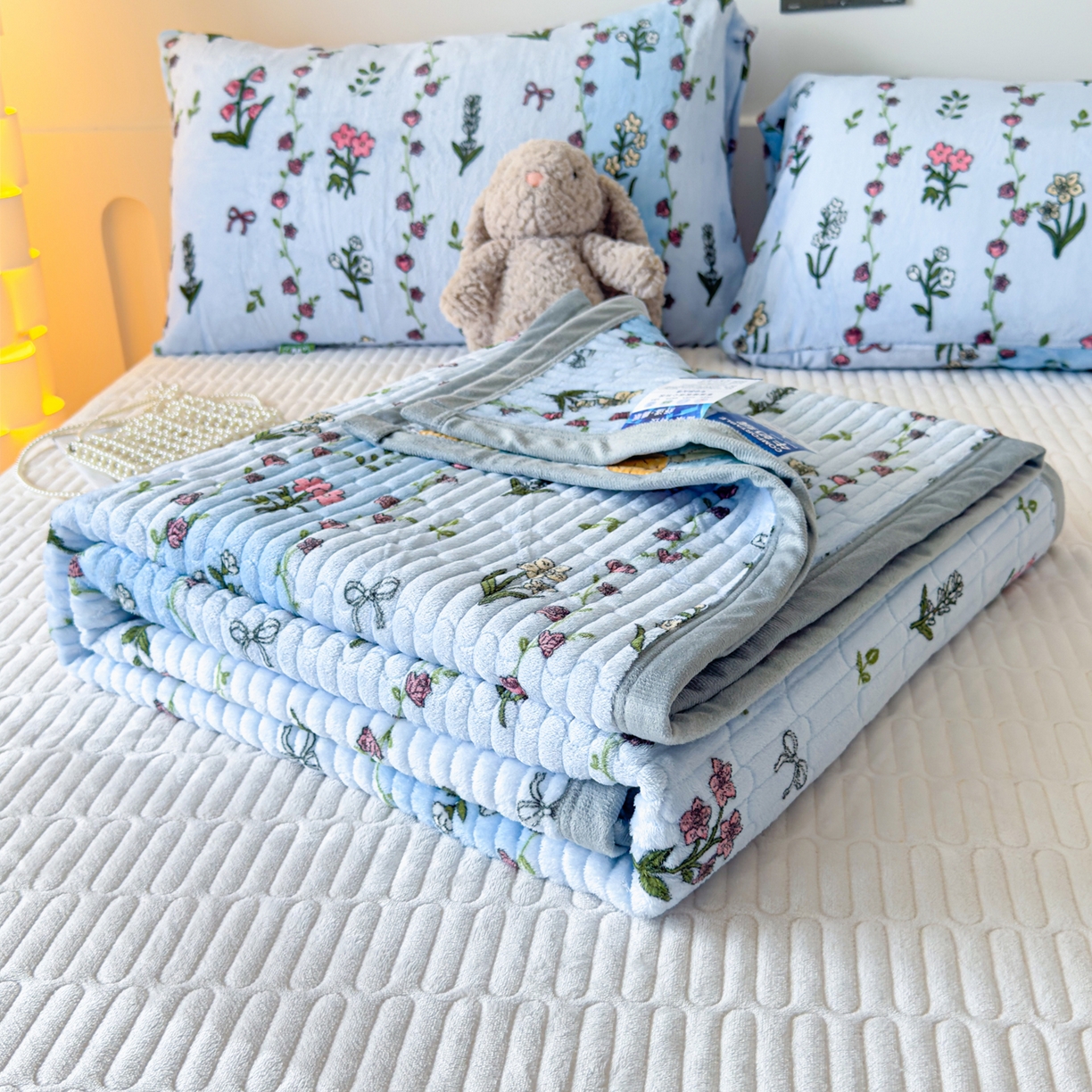 91家纺网 家纺一手货源 找家纺 首爱家纺 2025新款高克重牛奶绒夹棉印花床盖 花开盛世