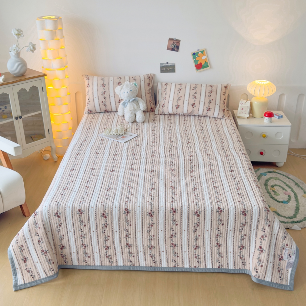 91家纺网 家纺一手货源 找家纺 首爱家纺 2025新款高克重牛奶绒夹棉印花床盖 花之物语