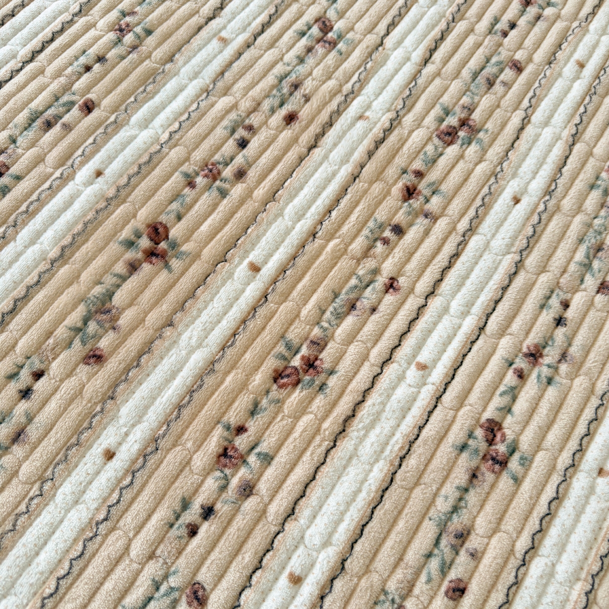 91家纺网 家纺一手货源 找家纺 首爱家纺 2025新款高克重牛奶绒夹棉印花床盖 花之物语