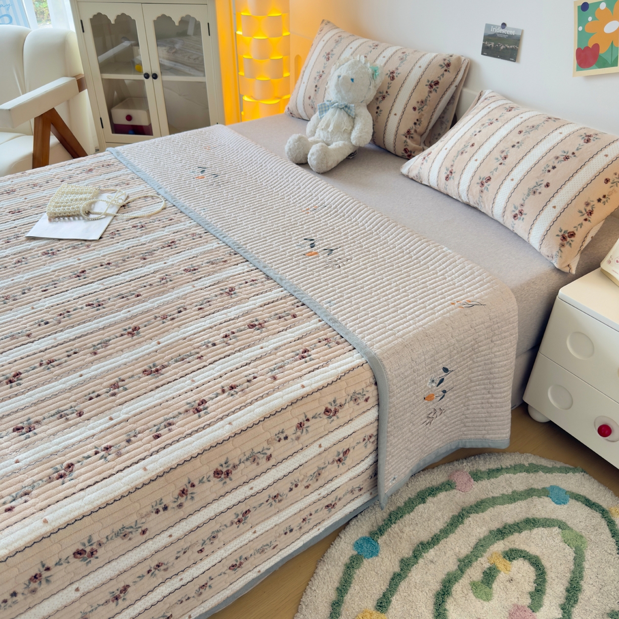 91家纺网 家纺一手货源 找家纺 首爱家纺 2025新款高克重牛奶绒夹棉印花床盖 花之物语