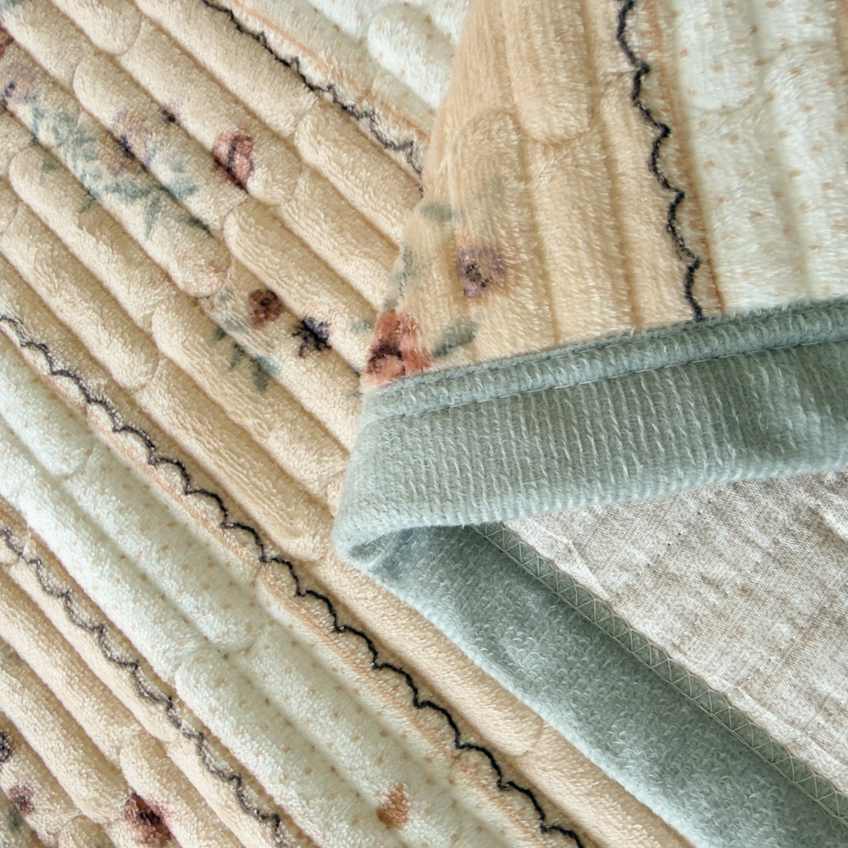 91家纺网 家纺一手货源 找家纺 首爱家纺 2025新款高克重牛奶绒夹棉印花床盖 花之物语