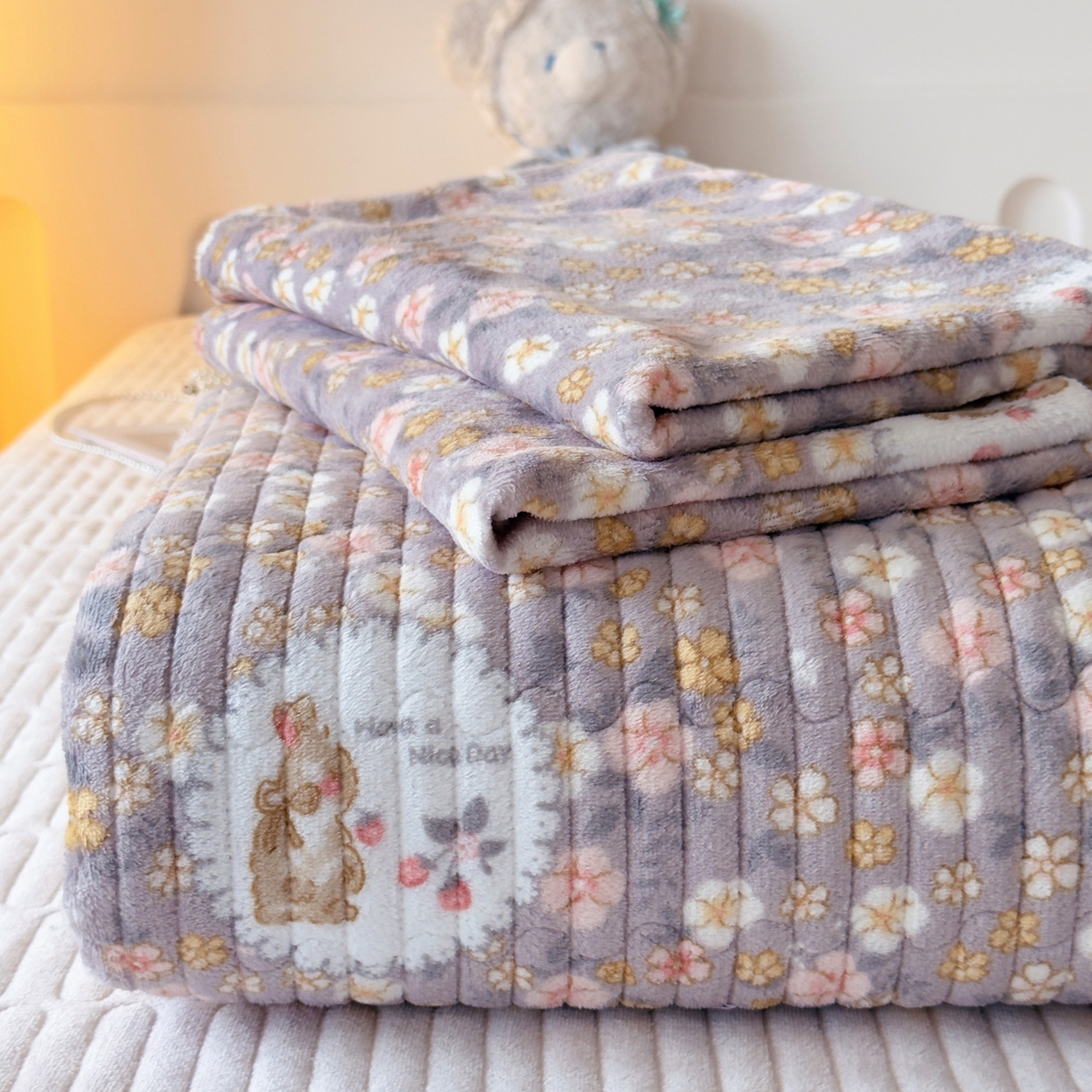 首爱家纺 2025新款高克重牛奶绒夹棉印花床盖 花中精灵