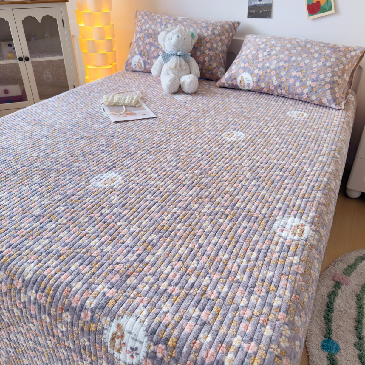 91家纺网 家纺一手货源 找家纺 首爱家纺 2025新款高克重牛奶绒夹棉印花床盖 花中精灵