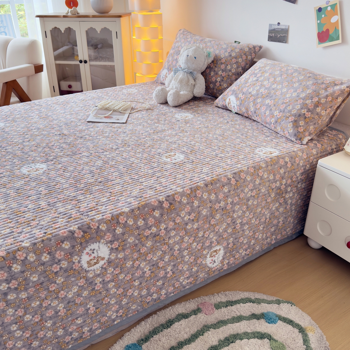 91家纺网 家纺一手货源 找家纺 首爱家纺 2025新款高克重牛奶绒夹棉印花床盖 花中精灵