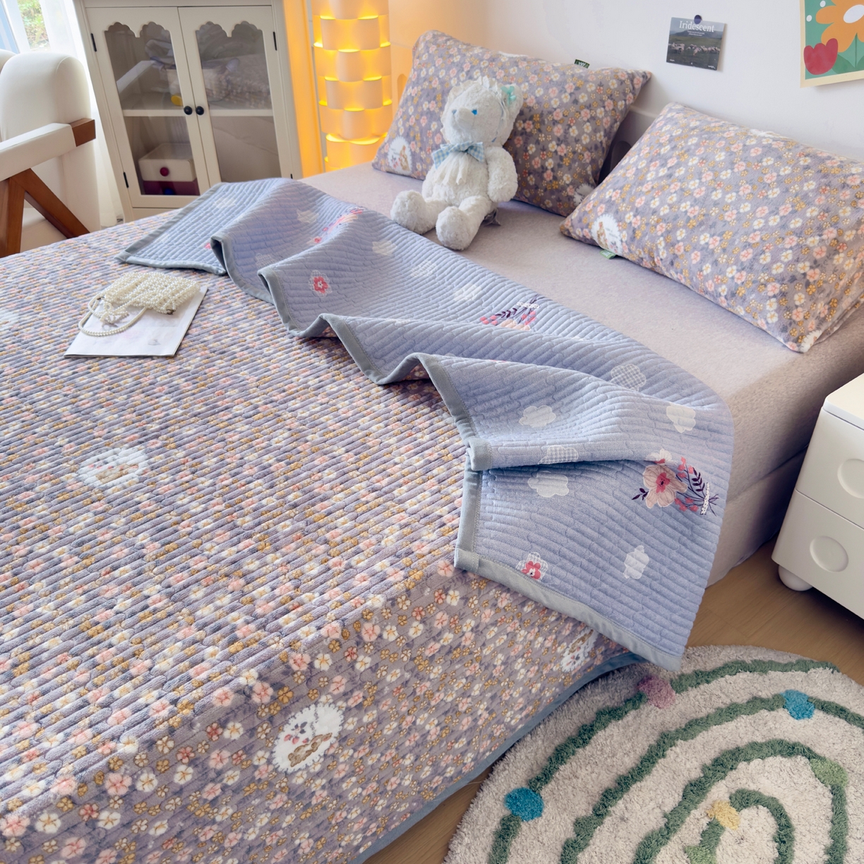 91家纺网 家纺一手货源 找家纺 首爱家纺 2025新款高克重牛奶绒夹棉印花床盖 花中精灵