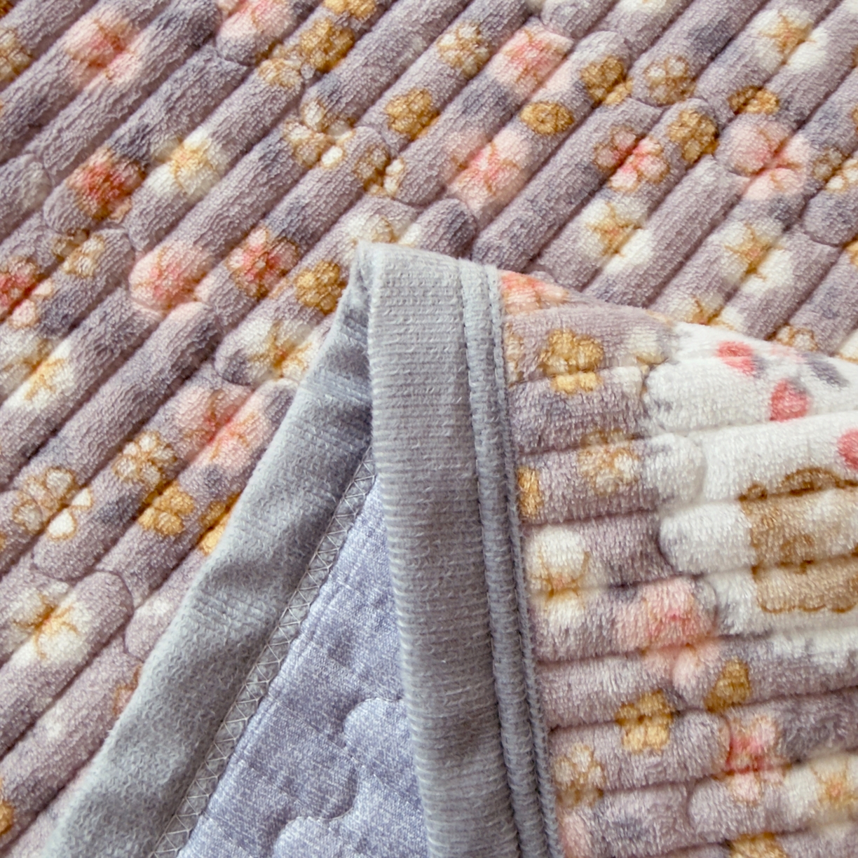 91家纺网 家纺一手货源 找家纺 首爱家纺 2025新款高克重牛奶绒夹棉印花床盖 花中精灵