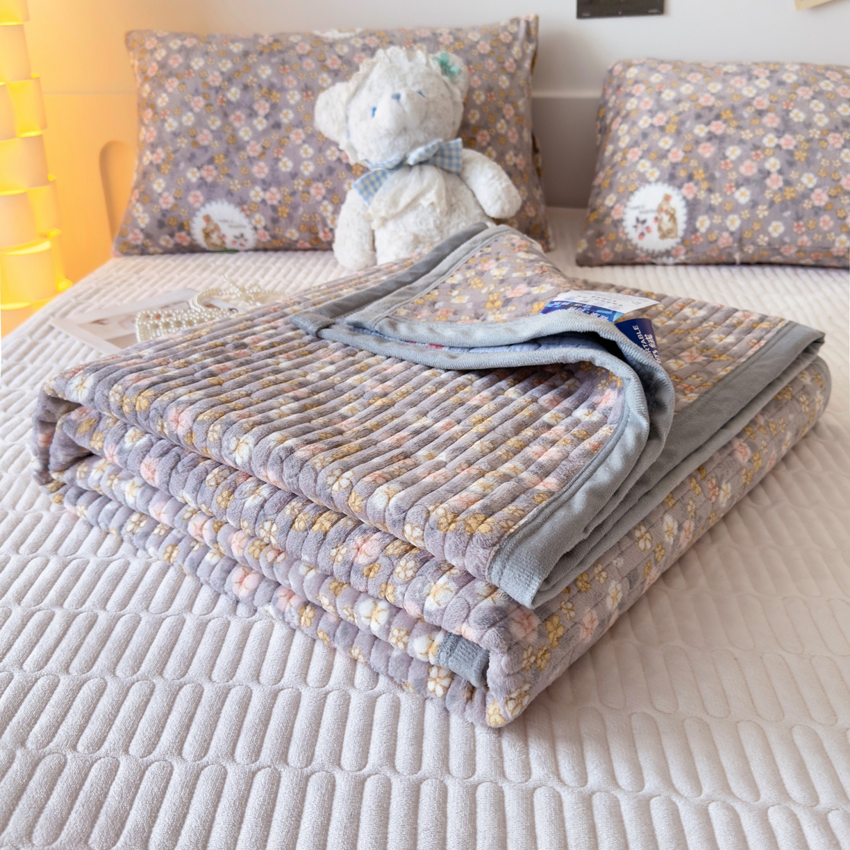 91家纺网 家纺一手货源 找家纺 首爱家纺 2025新款高克重牛奶绒夹棉印花床盖 花中精灵