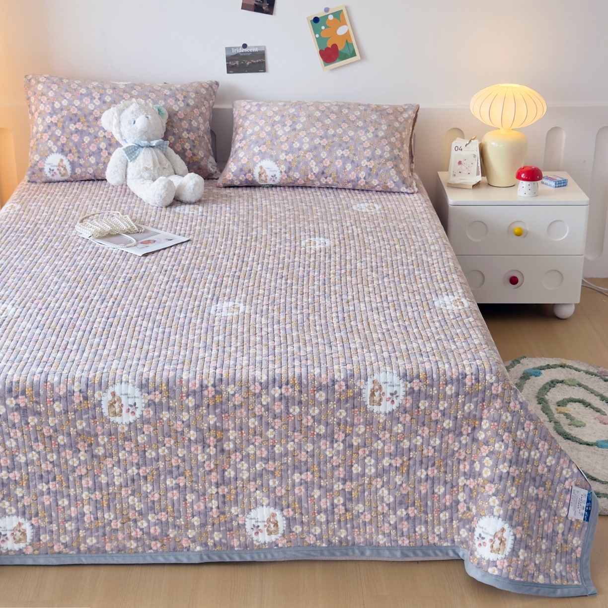 91家纺网 家纺一手货源 找家纺 首爱家纺 2025新款高克重牛奶绒夹棉印花床盖 花中精灵