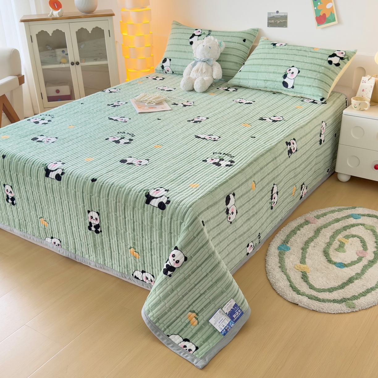 91家纺网 家纺一手货源 找家纺 首爱家纺 2025新款高克重牛奶绒夹棉印花床盖 快乐熊