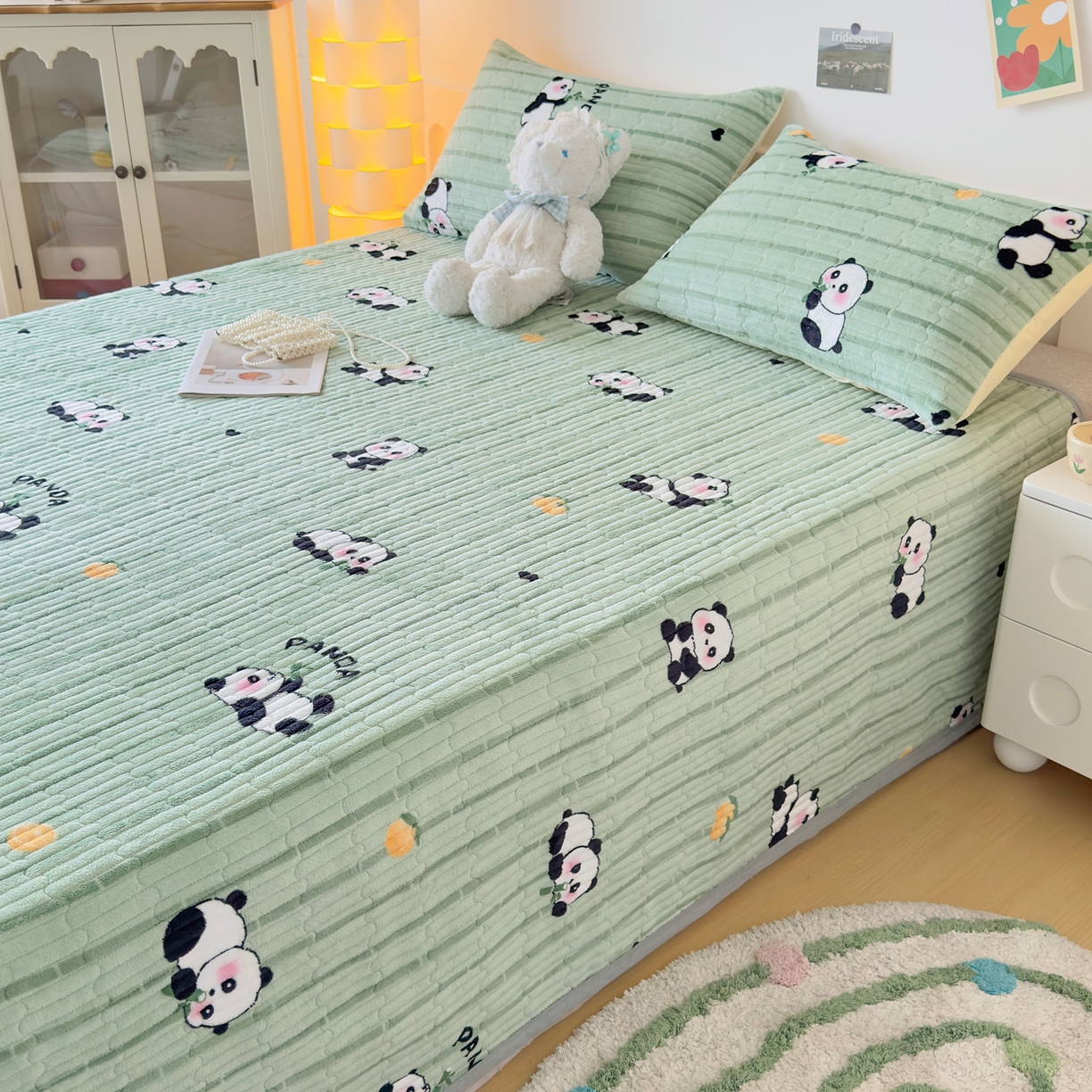 91家纺网 家纺一手货源 找家纺 首爱家纺 2025新款高克重牛奶绒夹棉印花床盖 快乐熊