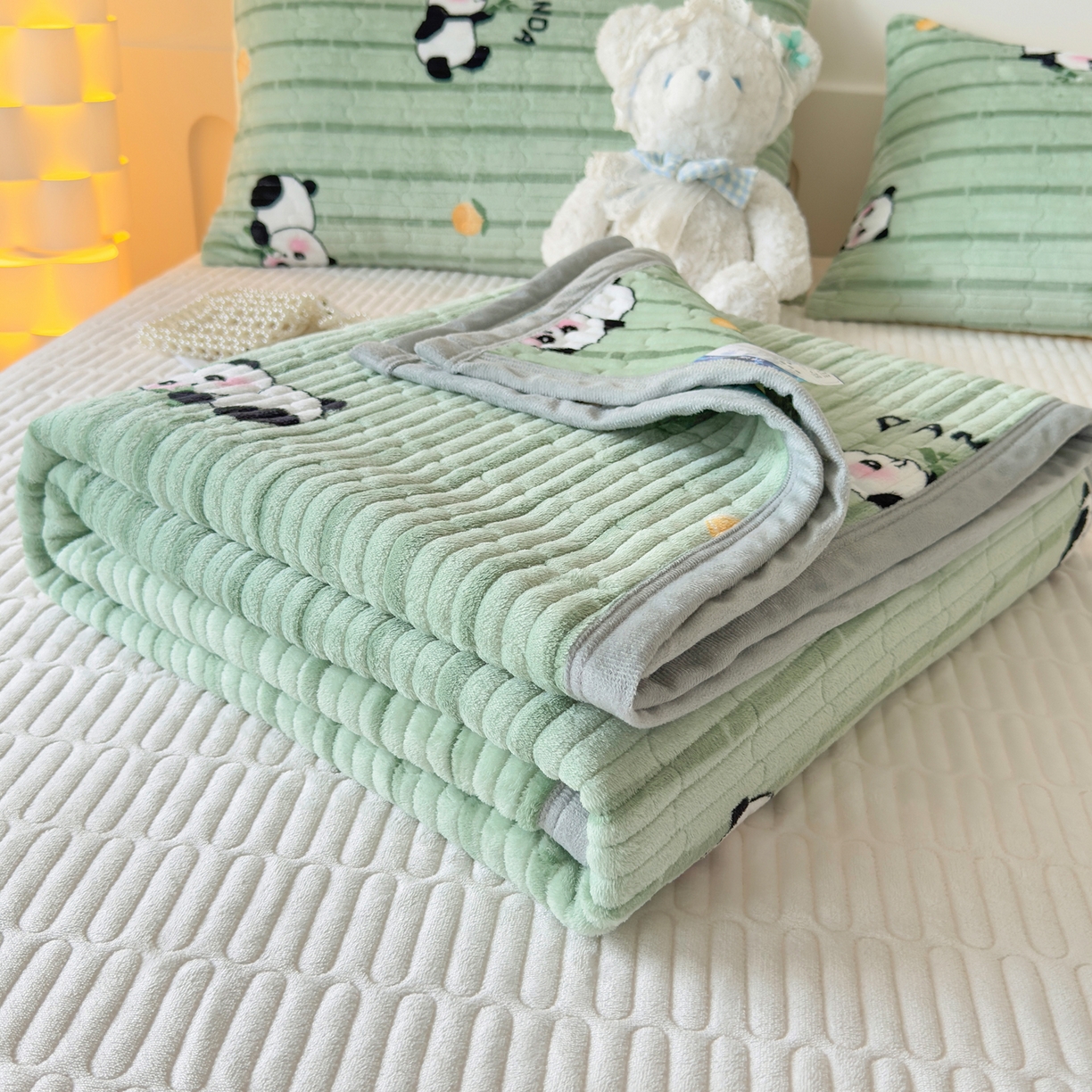 91家纺网 家纺一手货源 找家纺 首爱家纺 2025新款高克重牛奶绒夹棉印花床盖 快乐熊