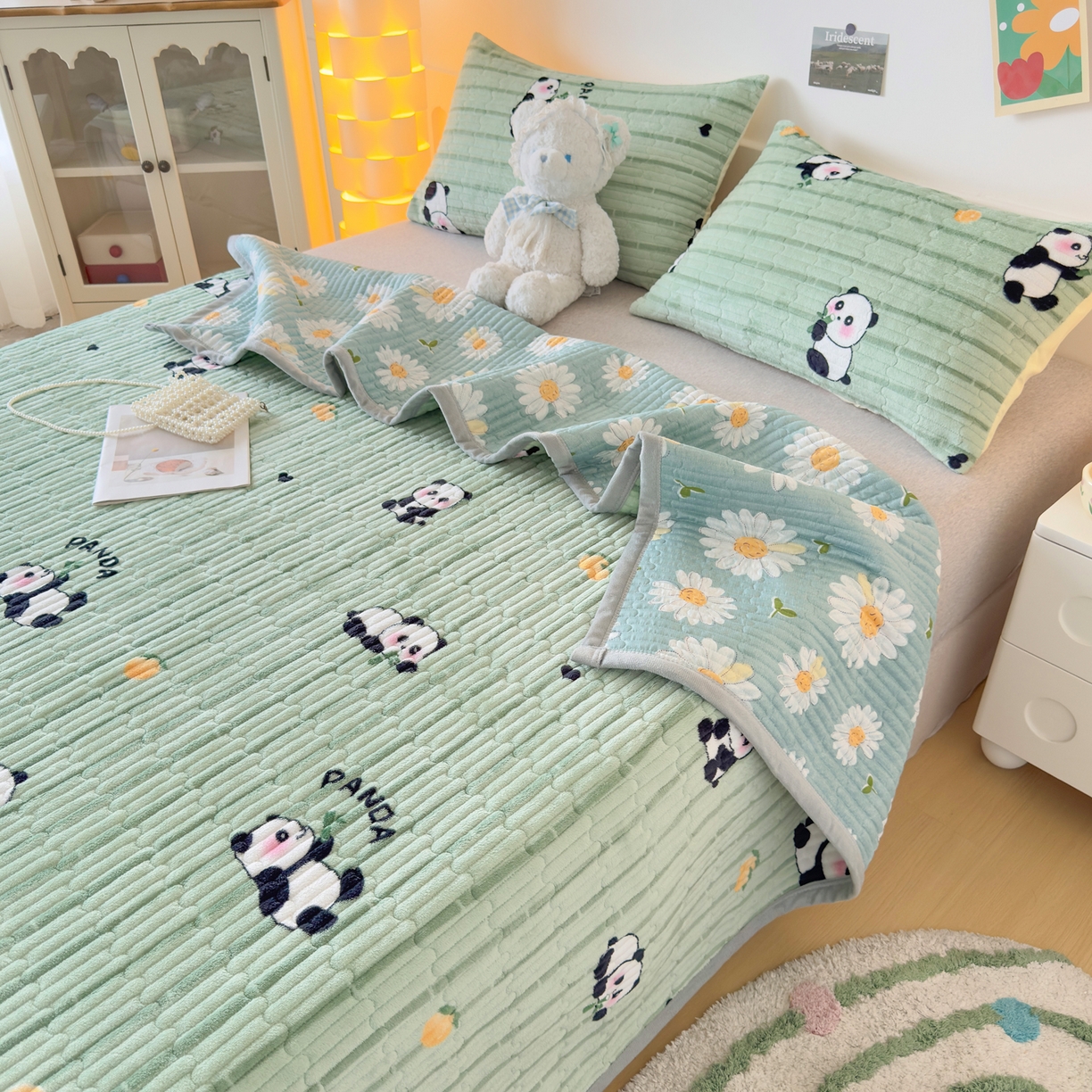 91家纺网 家纺一手货源 找家纺 首爱家纺 2025新款高克重牛奶绒夹棉印花床盖 快乐熊