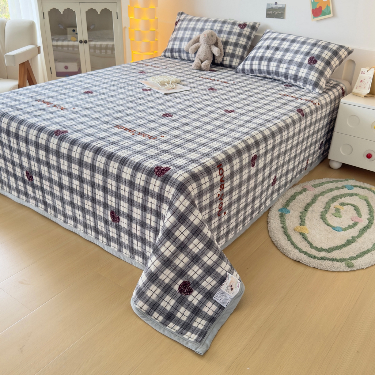 91家纺网 家纺一手货源 找家纺 首爱家纺 2025新款高克重牛奶绒夹棉印花床盖 拉菲格