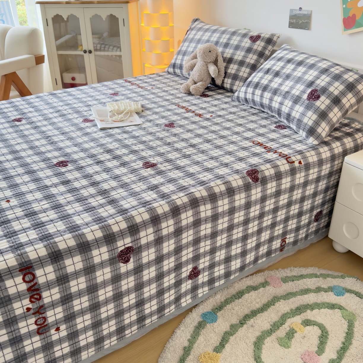 91家纺网 家纺一手货源 找家纺 首爱家纺 2025新款高克重牛奶绒夹棉印花床盖 拉菲格