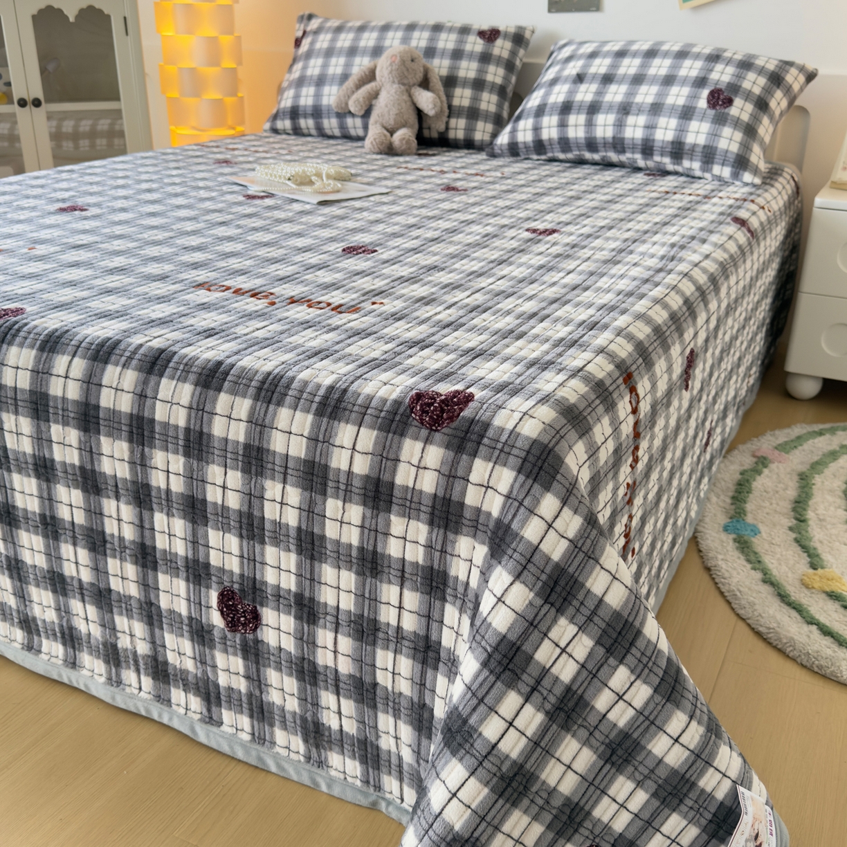 91家纺网 家纺一手货源 找家纺 首爱家纺 2025新款高克重牛奶绒夹棉印花床盖 拉菲格