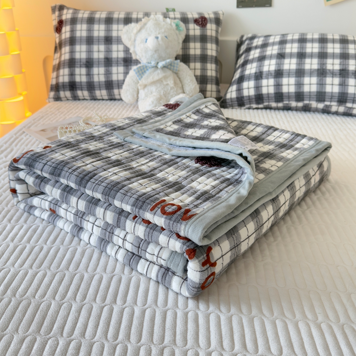 91家纺网 家纺一手货源 找家纺 首爱家纺 2025新款高克重牛奶绒夹棉印花床盖 拉菲格