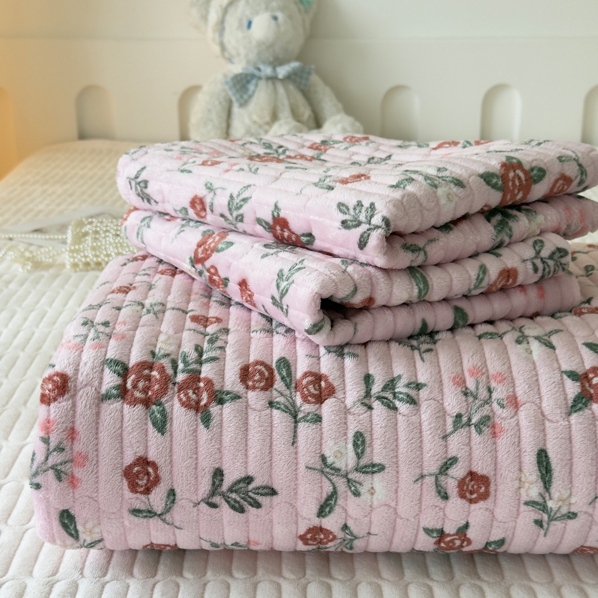 首爱家纺 2025新款高克重牛奶绒夹棉印花床盖 玫瑰人生