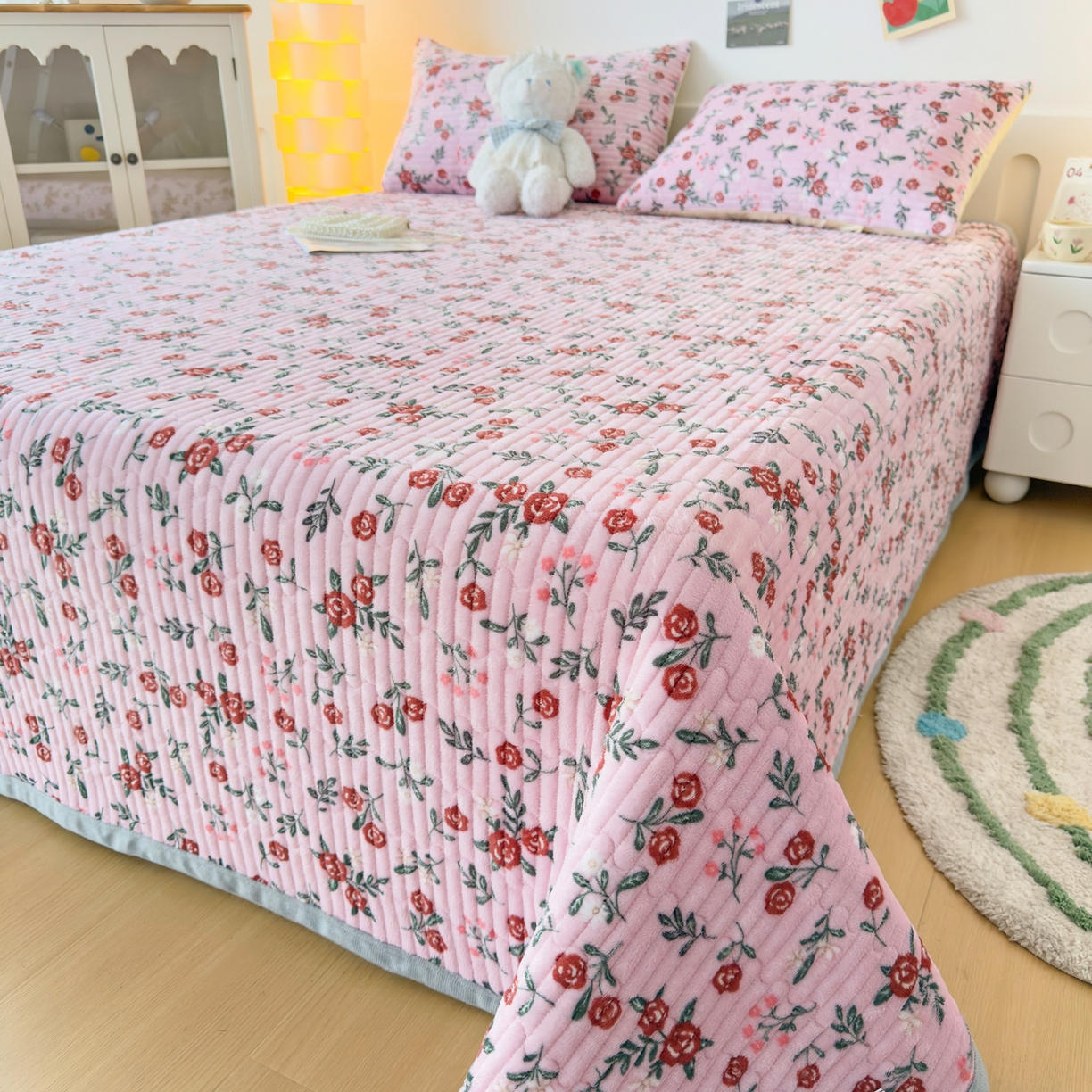 91家纺网 家纺一手货源 找家纺 首爱家纺 2025新款高克重牛奶绒夹棉印花床盖 玫瑰人生