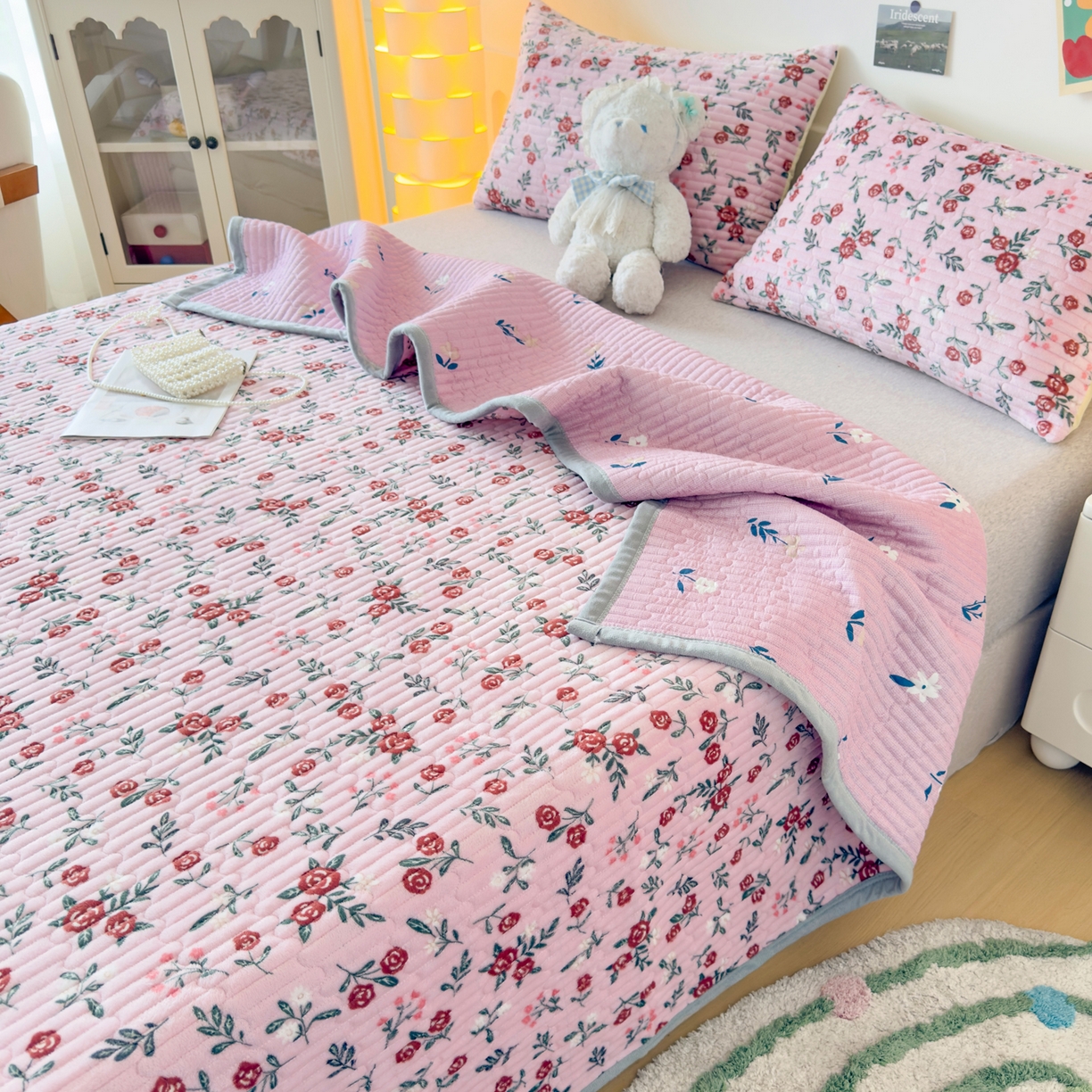 91家纺网 家纺一手货源 找家纺 首爱家纺 2025新款高克重牛奶绒夹棉印花床盖 玫瑰人生