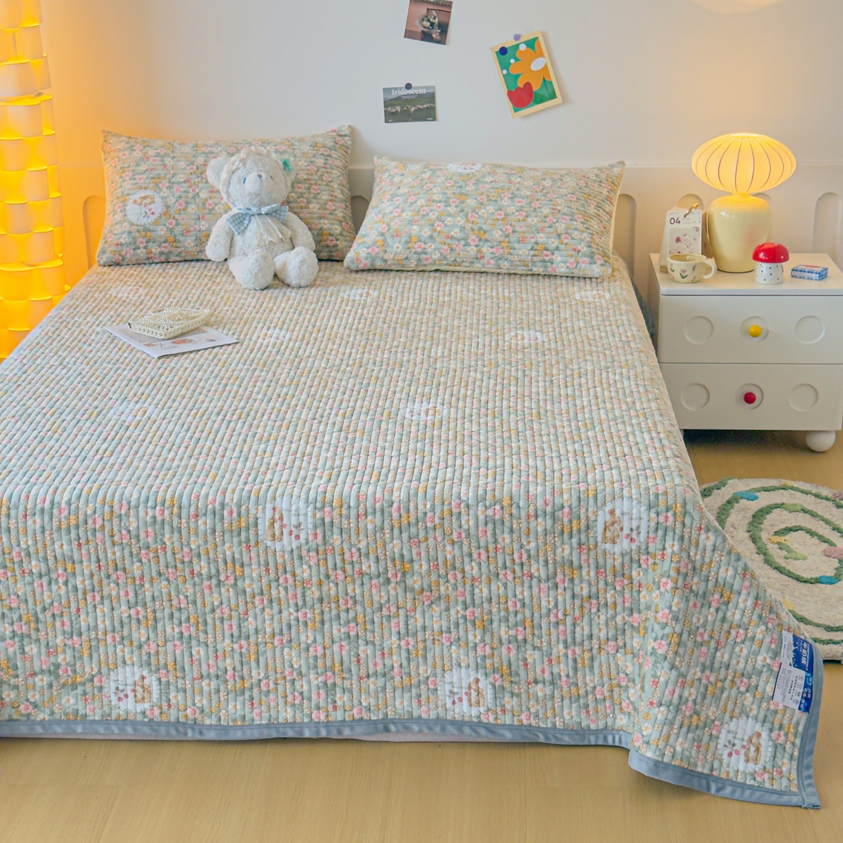 91家纺网 家纺一手货源 找家纺 首爱家纺 2025新款高克重牛奶绒夹棉印花床盖 梦中花