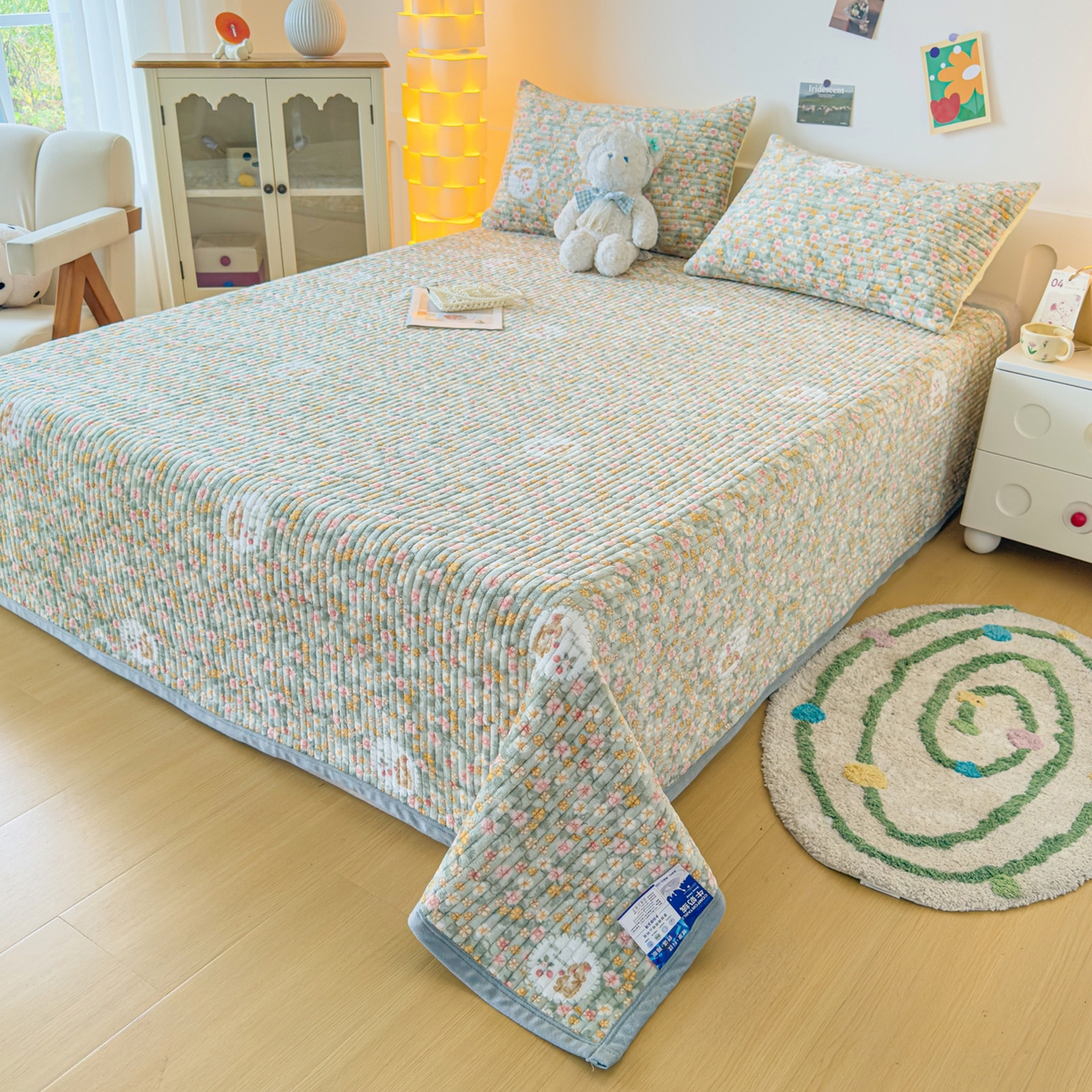 91家纺网 家纺一手货源 找家纺 首爱家纺 2025新款高克重牛奶绒夹棉印花床盖 梦中花