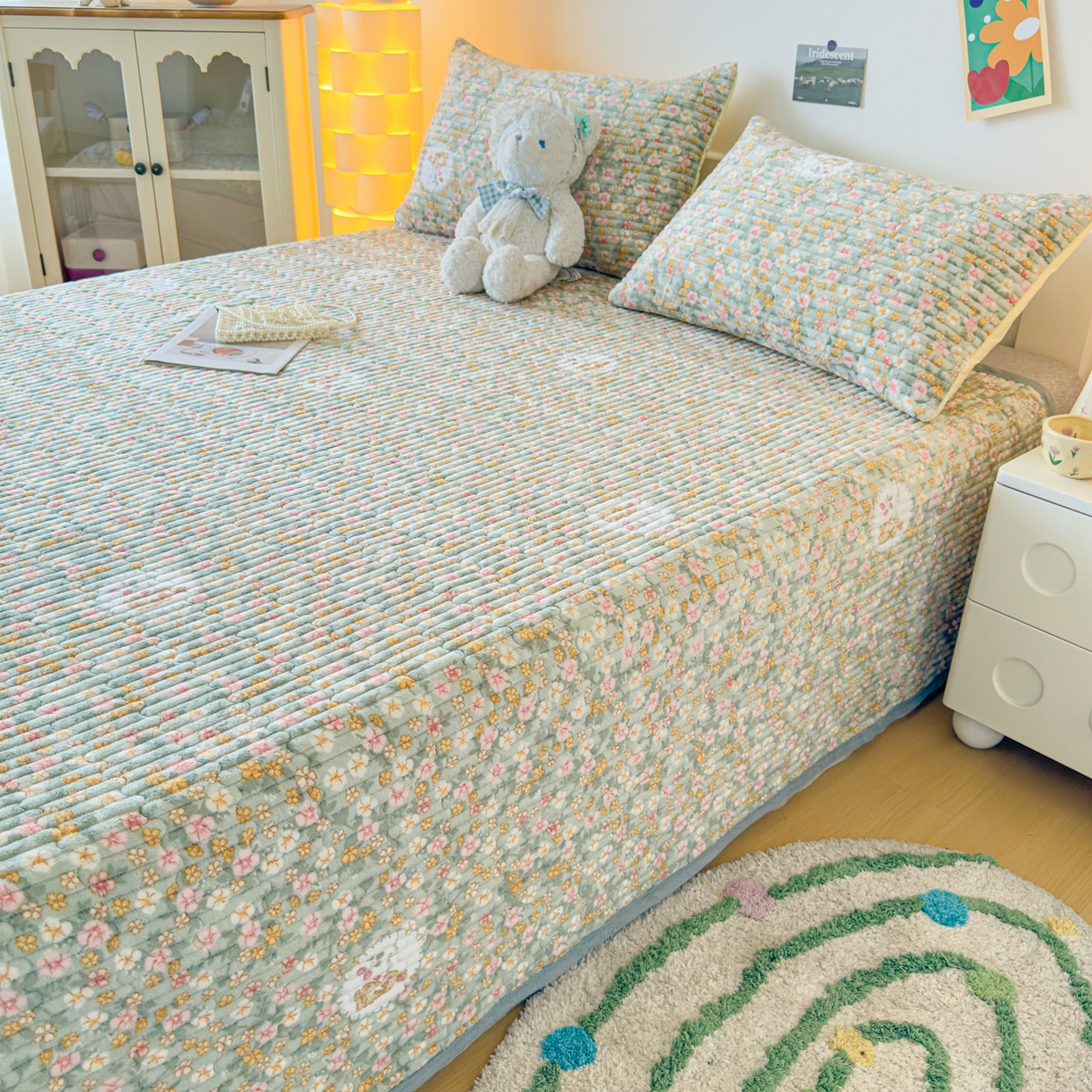 91家纺网 家纺一手货源 找家纺 首爱家纺 2025新款高克重牛奶绒夹棉印花床盖 梦中花