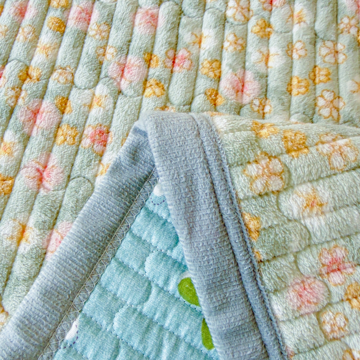 91家纺网 家纺一手货源 找家纺 首爱家纺 2025新款高克重牛奶绒夹棉印花床盖 梦中花