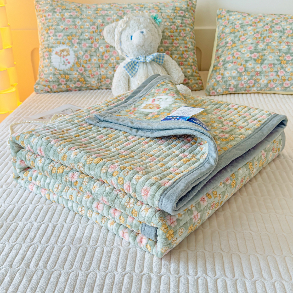 91家纺网 家纺一手货源 找家纺 首爱家纺 2025新款高克重牛奶绒夹棉印花床盖 梦中花