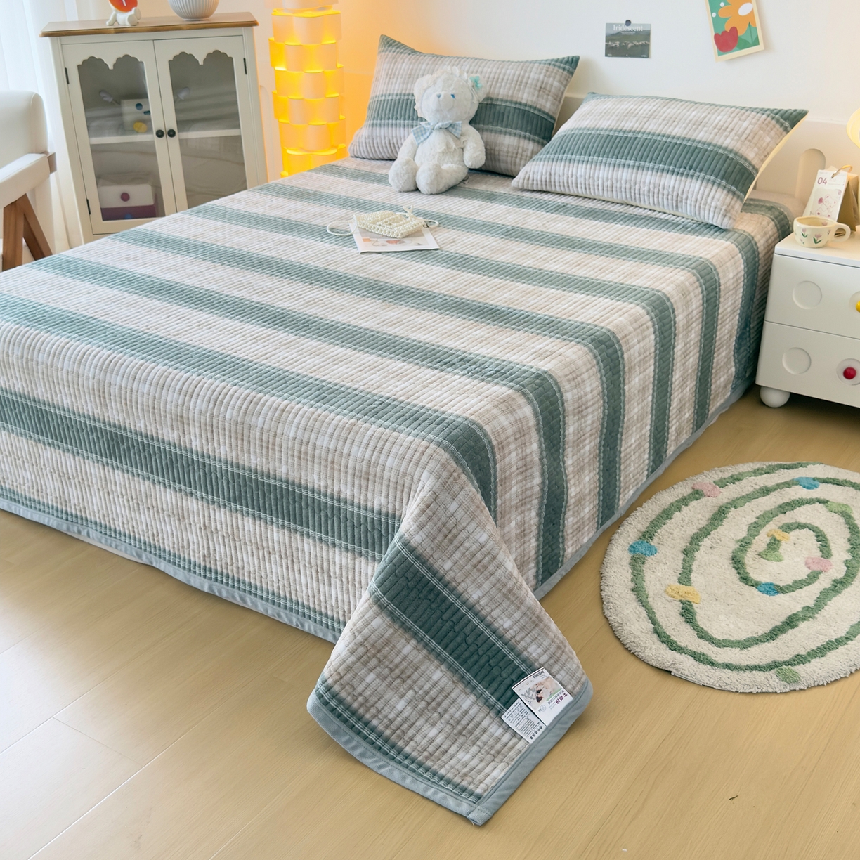 91家纺网 家纺一手货源 找家纺 首爱家纺 2025新款高克重牛奶绒夹棉印花床盖 摩伊