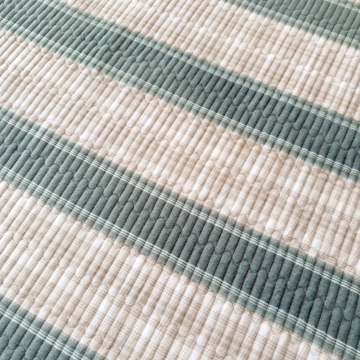 91家纺网 家纺一手货源 找家纺 首爱家纺 2025新款高克重牛奶绒夹棉印花床盖 摩伊