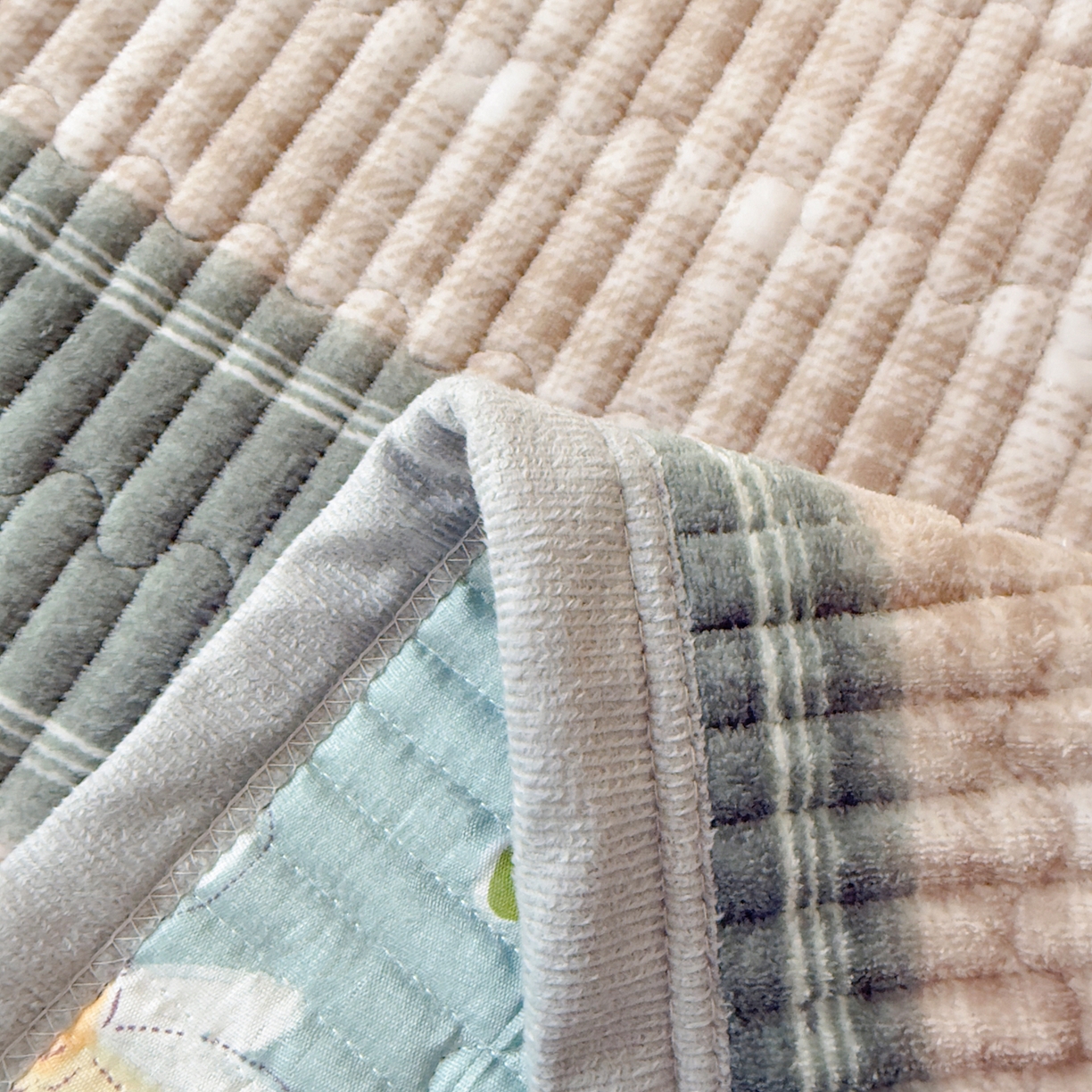 91家纺网 家纺一手货源 找家纺 首爱家纺 2025新款高克重牛奶绒夹棉印花床盖 摩伊