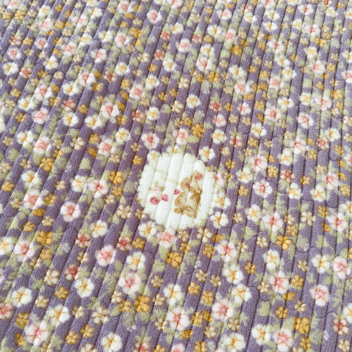 91家纺网 家纺一手货源 找家纺 首爱家纺 2025新款高克重牛奶绒夹棉印花床盖 蔷薇紫