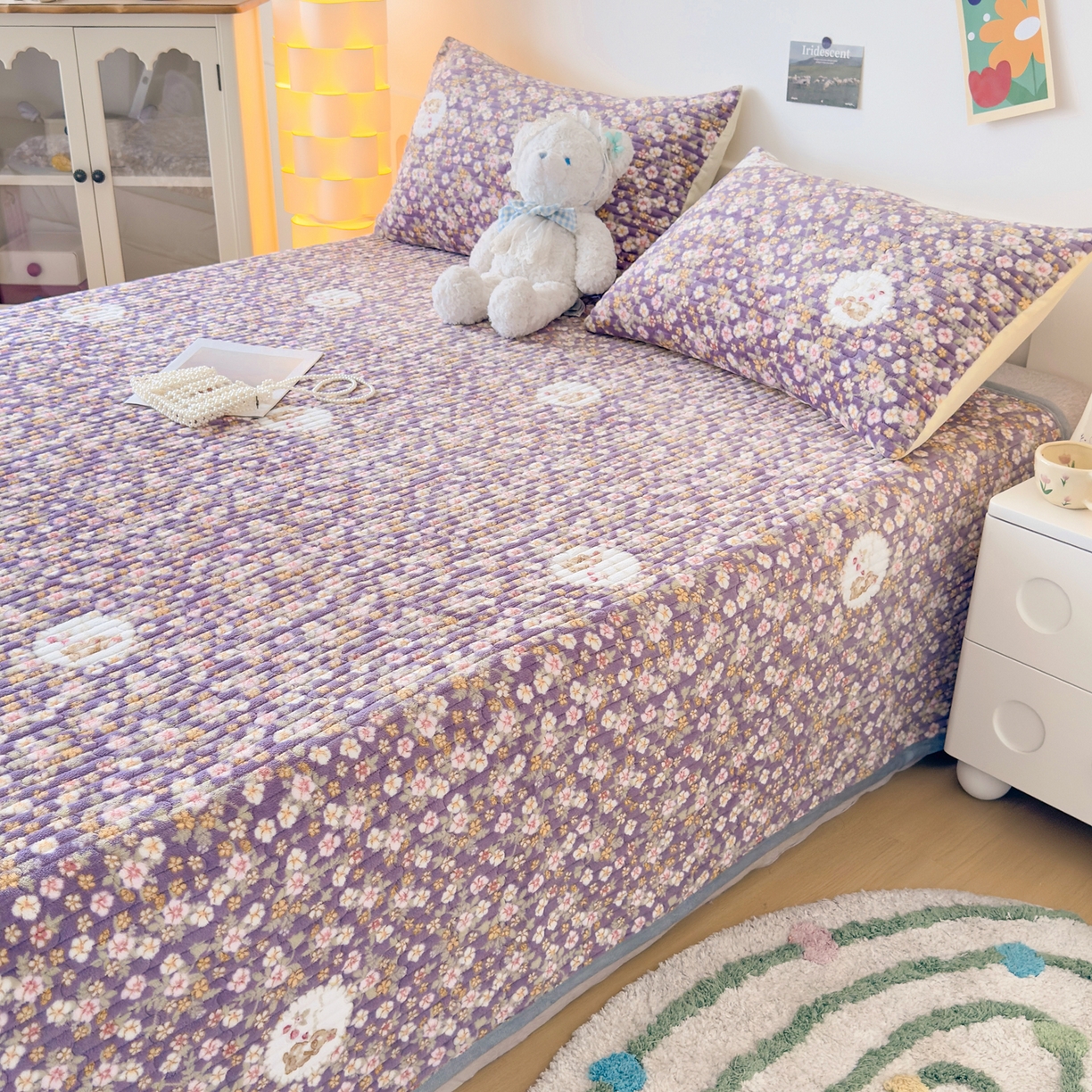 91家纺网 家纺一手货源 找家纺 首爱家纺 2025新款高克重牛奶绒夹棉印花床盖 蔷薇紫