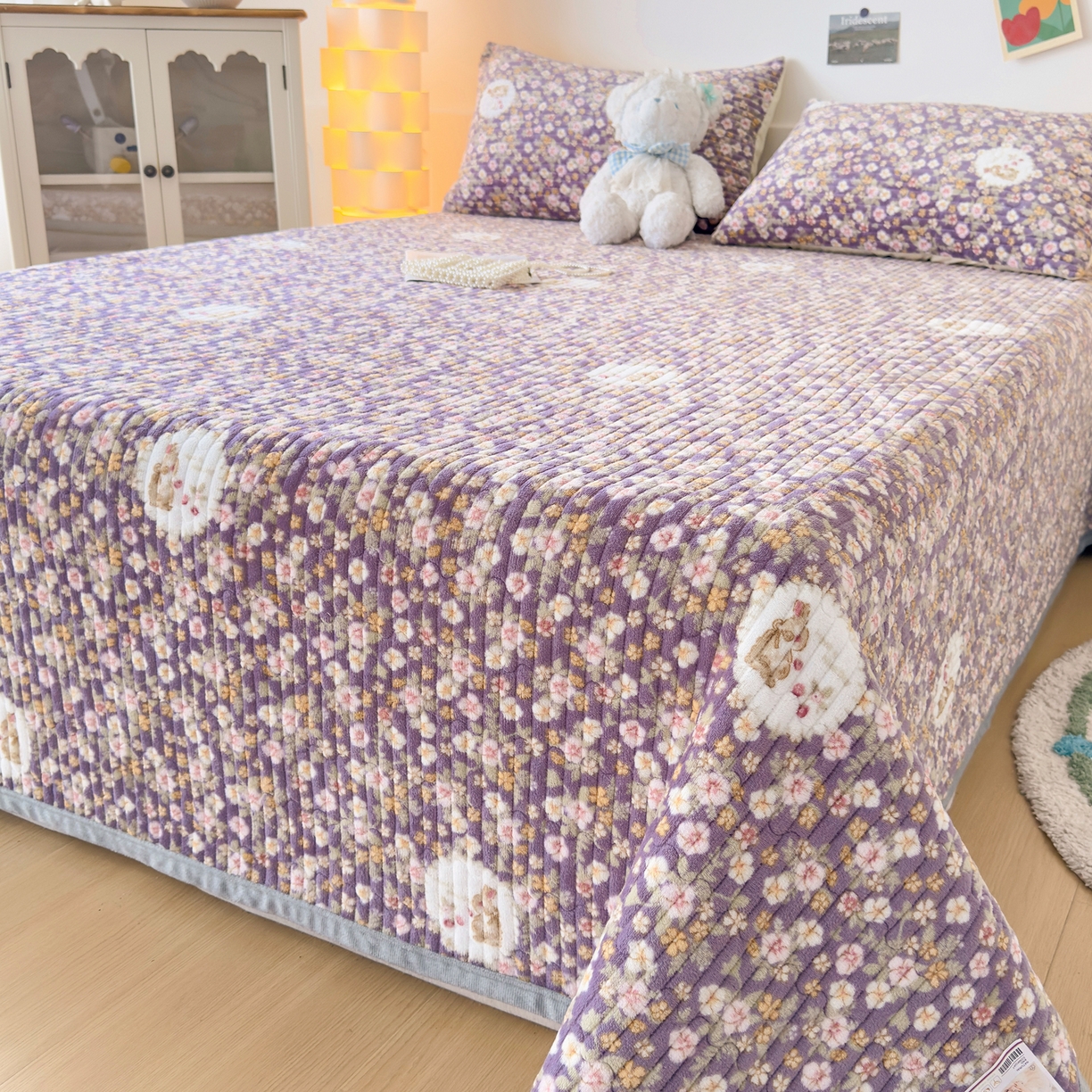 91家纺网 家纺一手货源 找家纺 首爱家纺 2025新款高克重牛奶绒夹棉印花床盖 蔷薇紫