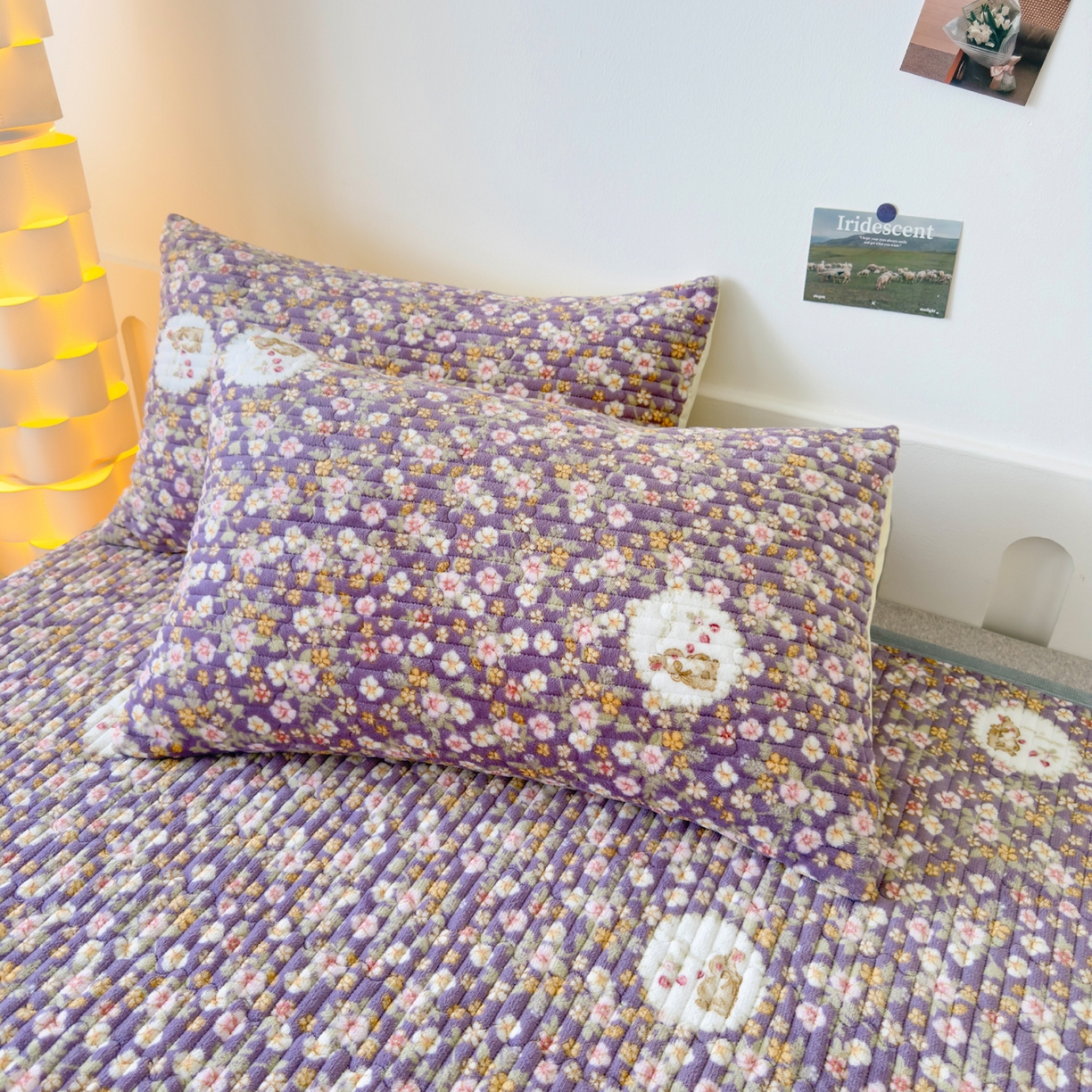 91家纺网 家纺一手货源 找家纺 首爱家纺 2025新款高克重牛奶绒夹棉印花床盖 蔷薇紫