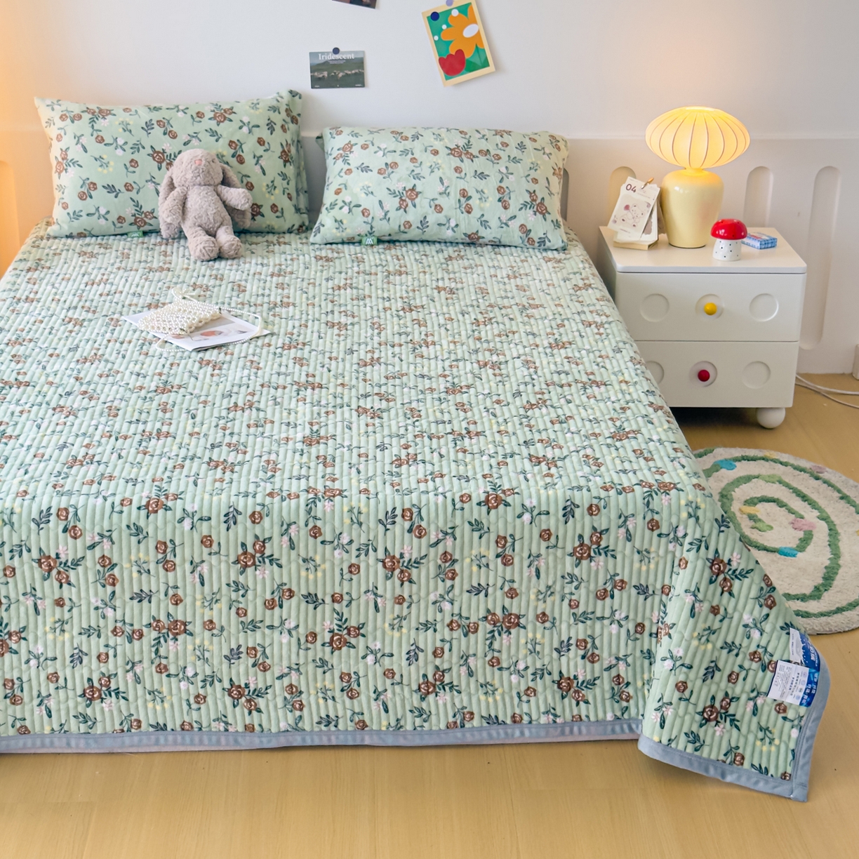 91家纺网 家纺一手货源 找家纺 首爱家纺 2025新款高克重牛奶绒夹棉印花床盖 清新淡雅