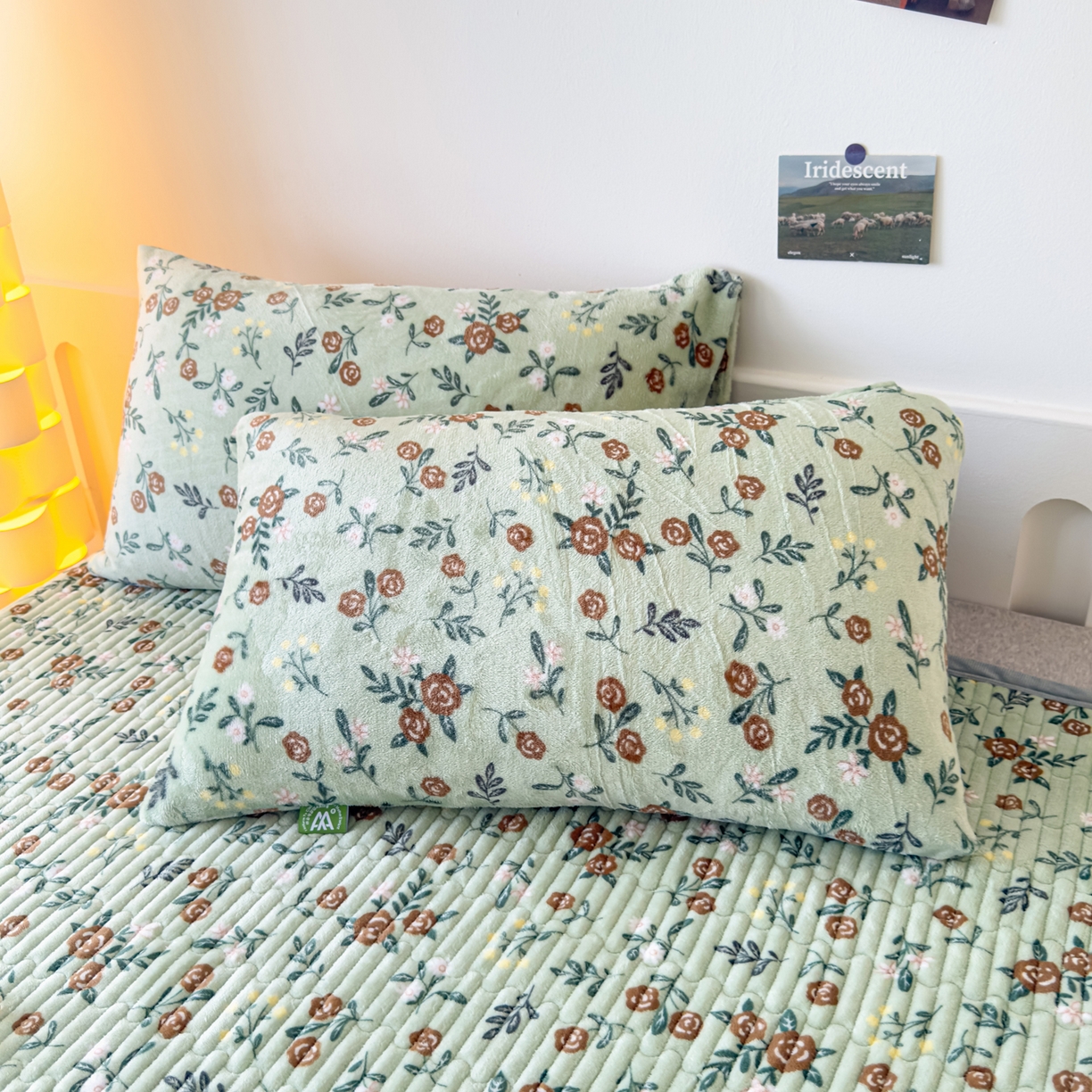 91家纺网 家纺一手货源 找家纺 首爱家纺 2025新款高克重牛奶绒夹棉印花床盖 清新淡雅