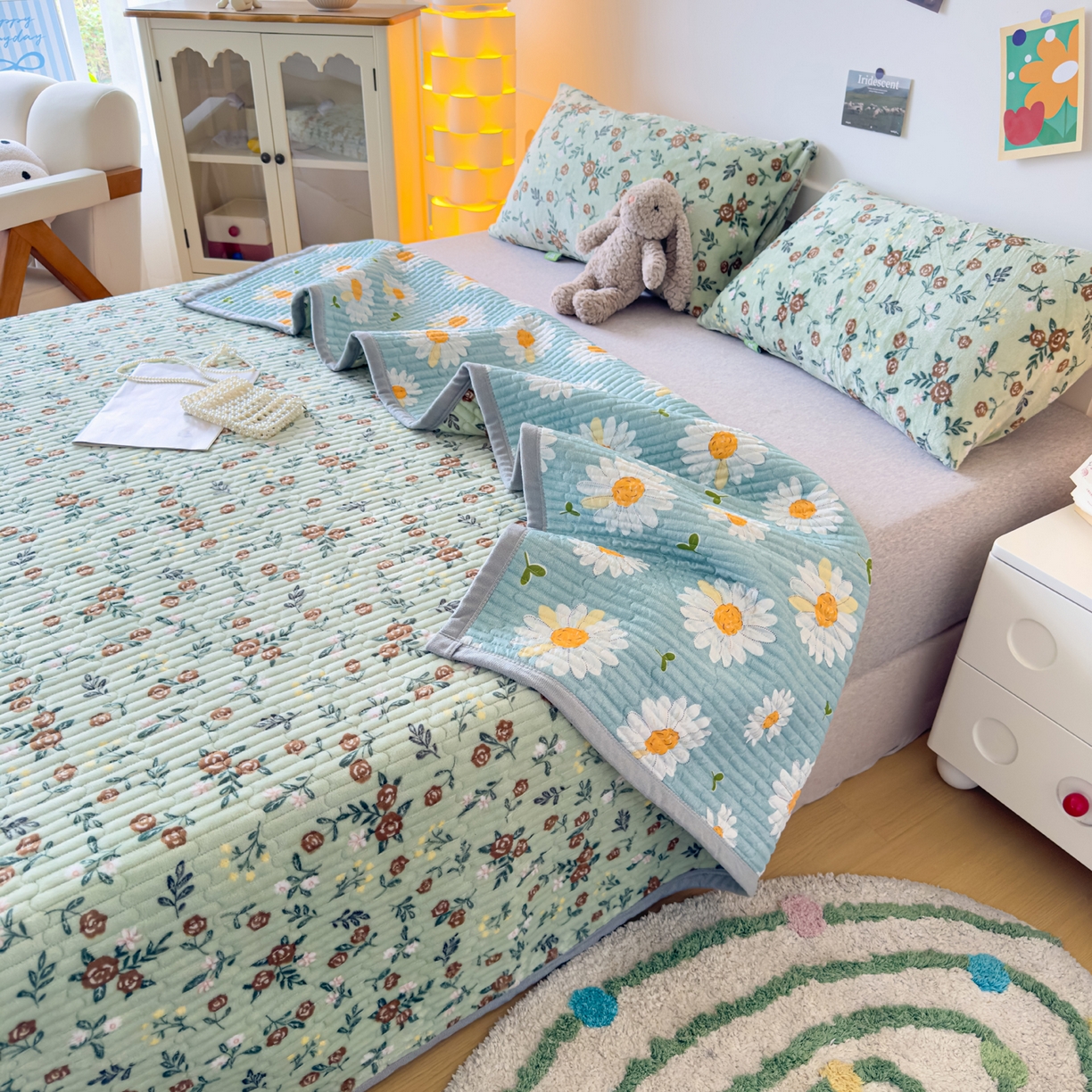 91家纺网 家纺一手货源 找家纺 首爱家纺 2025新款高克重牛奶绒夹棉印花床盖 清新淡雅