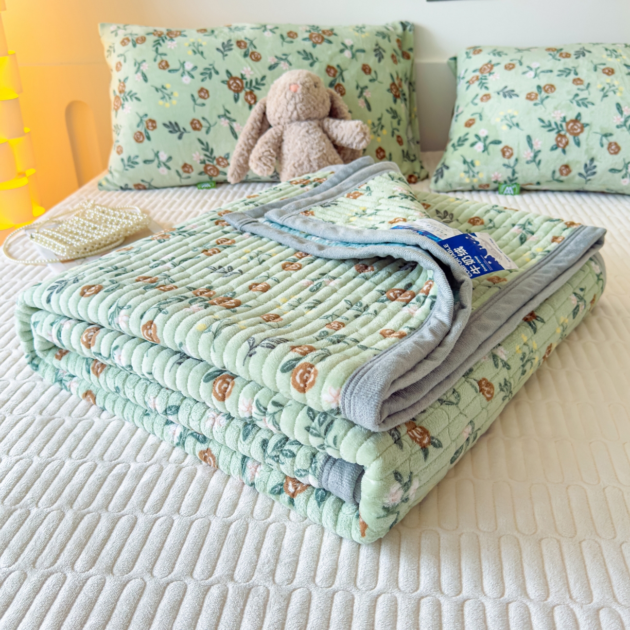 91家纺网 家纺一手货源 找家纺 首爱家纺 2025新款高克重牛奶绒夹棉印花床盖 清新淡雅