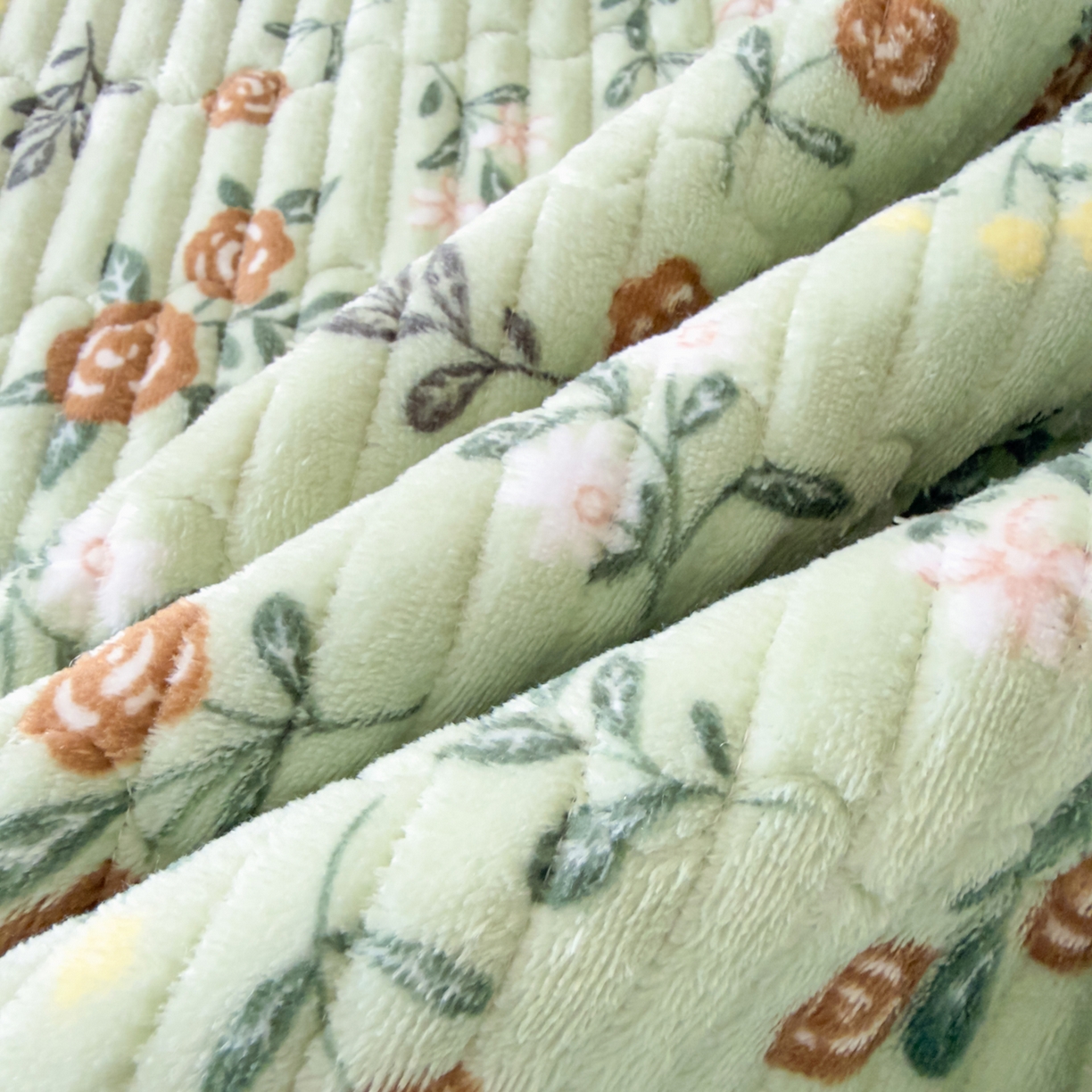 91家纺网 家纺一手货源 找家纺 首爱家纺 2025新款高克重牛奶绒夹棉印花床盖 清新淡雅