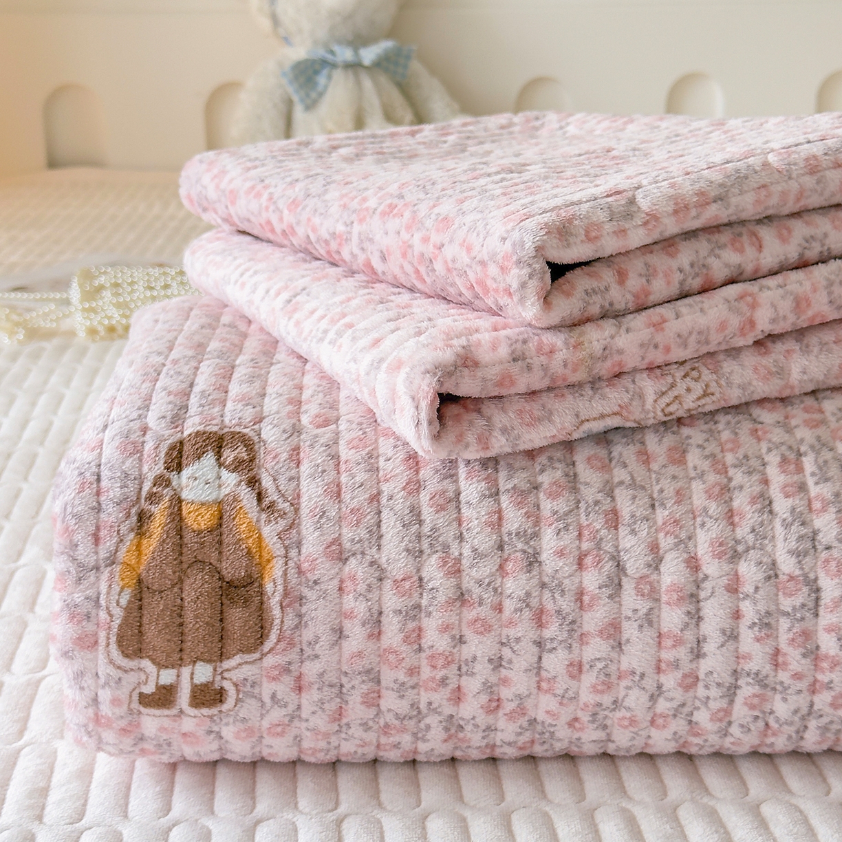 首爱家纺 2025新款高克重牛奶绒夹棉印花床盖 少女心