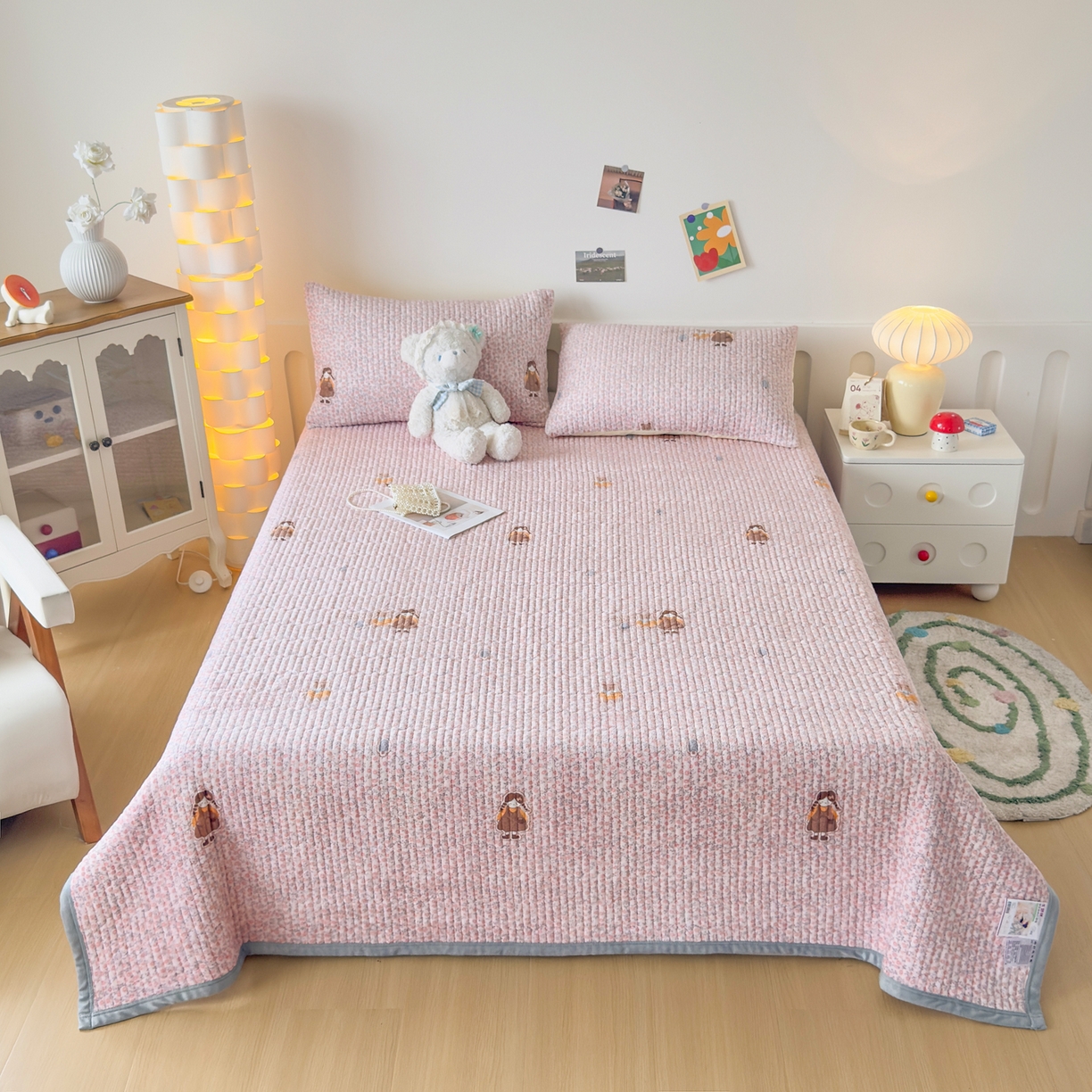 91家纺网 家纺一手货源 找家纺 首爱家纺 2025新款高克重牛奶绒夹棉印花床盖 少女心