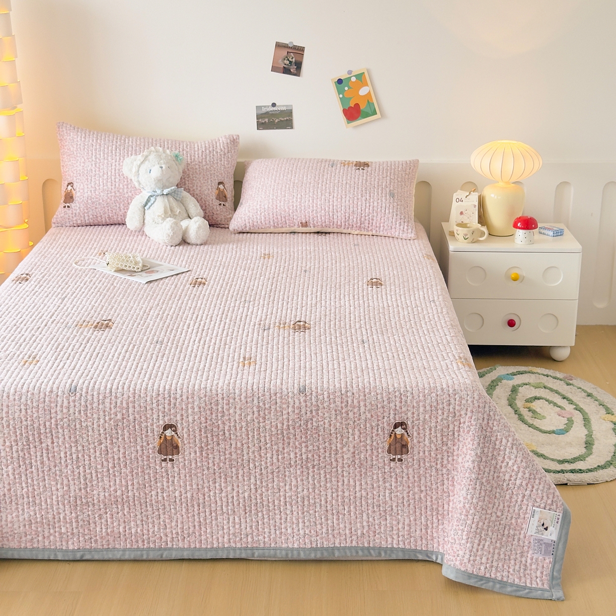 91家纺网 家纺一手货源 找家纺 首爱家纺 2025新款高克重牛奶绒夹棉印花床盖 少女心