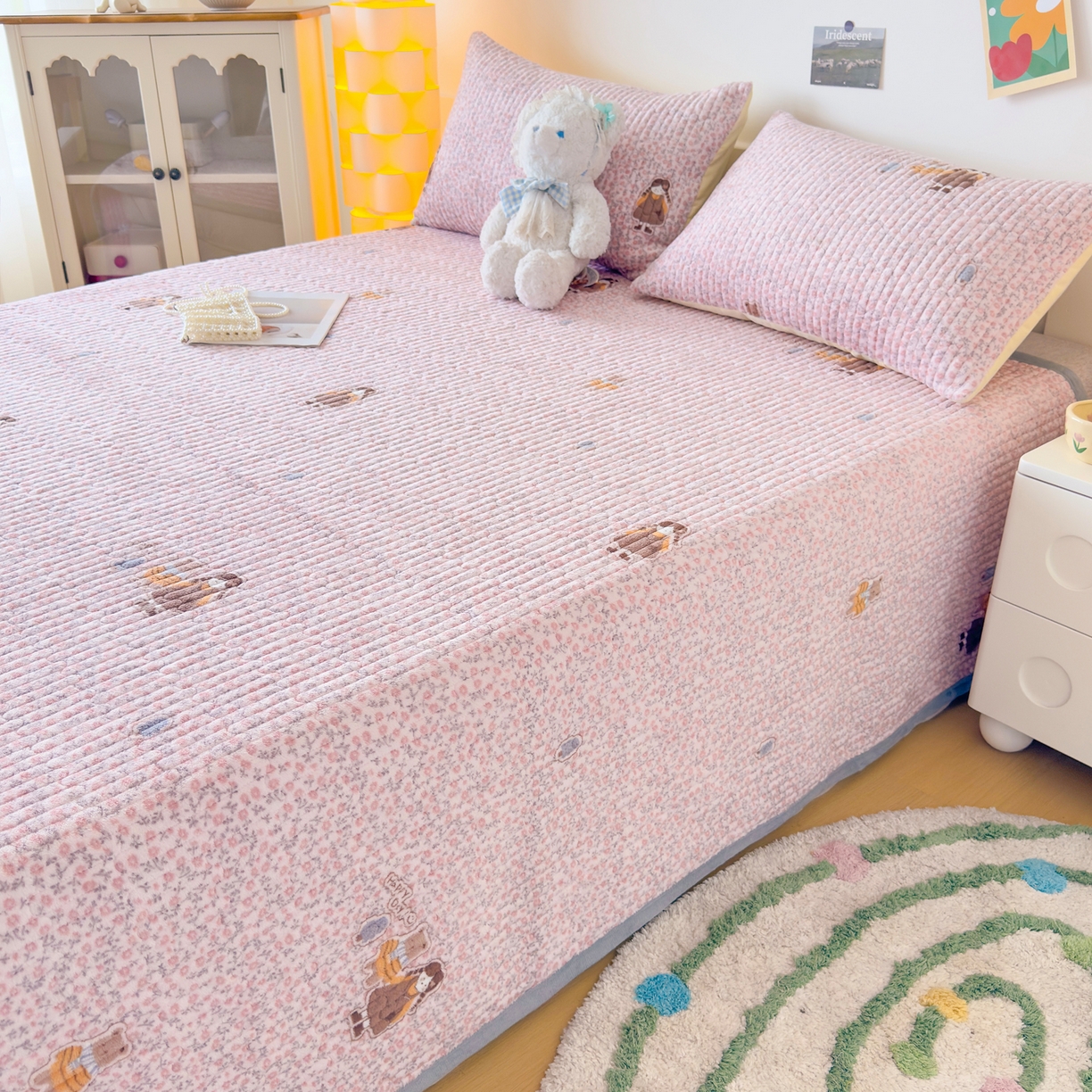 91家纺网 家纺一手货源 找家纺 首爱家纺 2025新款高克重牛奶绒夹棉印花床盖 少女心