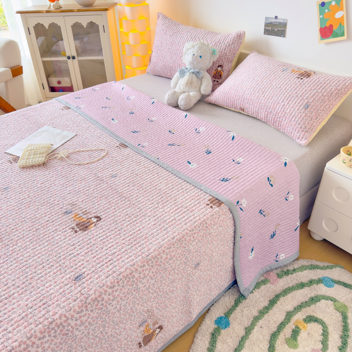 91家纺网 家纺一手货源 找家纺 首爱家纺 2025新款高克重牛奶绒夹棉印花床盖 少女心