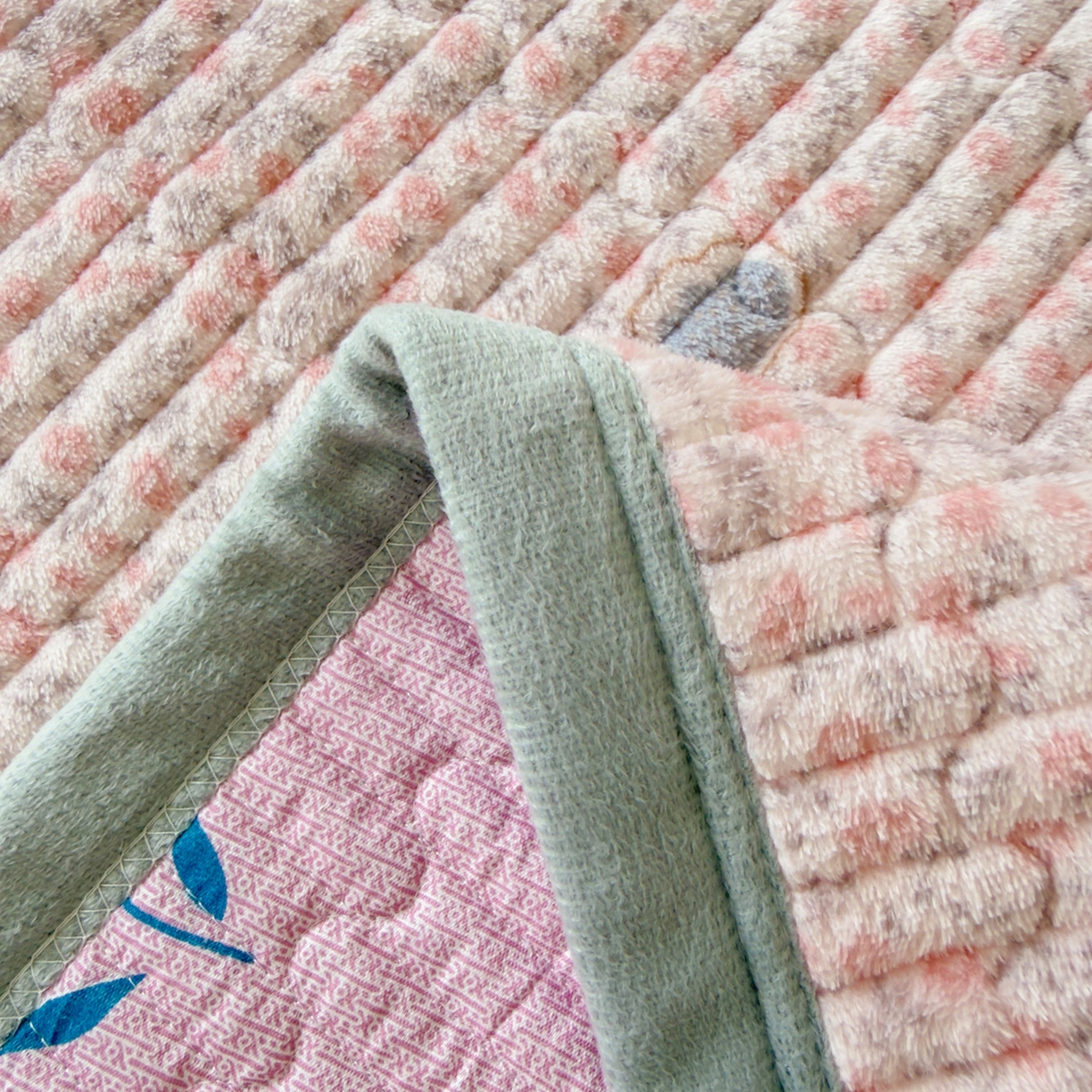 91家纺网 家纺一手货源 找家纺 首爱家纺 2025新款高克重牛奶绒夹棉印花床盖 少女心