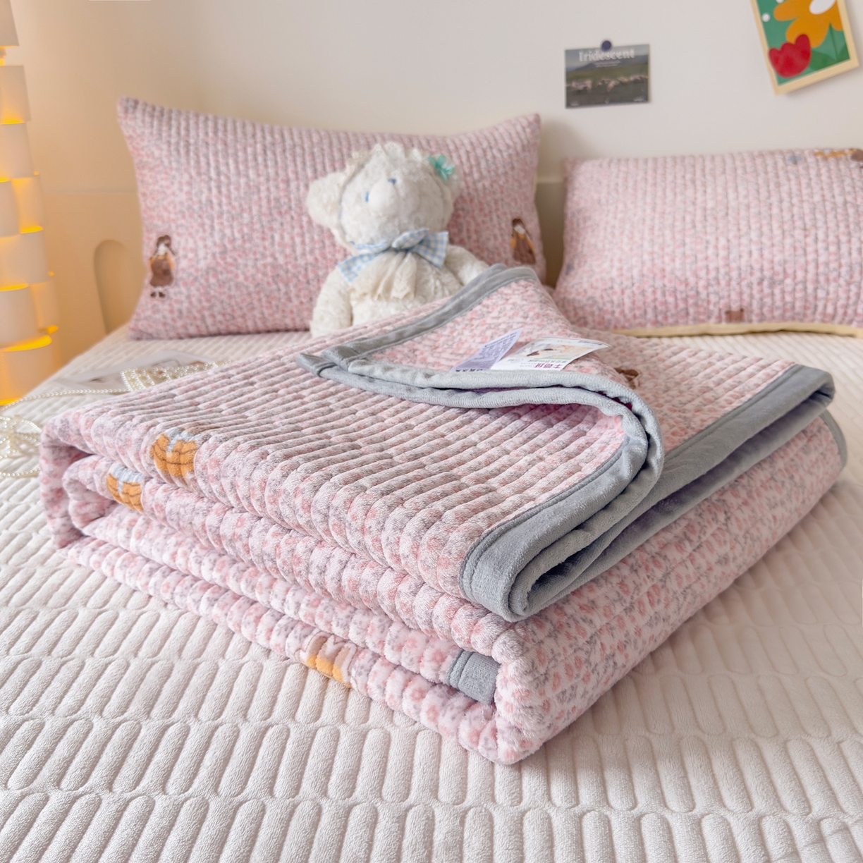 91家纺网 家纺一手货源 找家纺 首爱家纺 2025新款高克重牛奶绒夹棉印花床盖 少女心