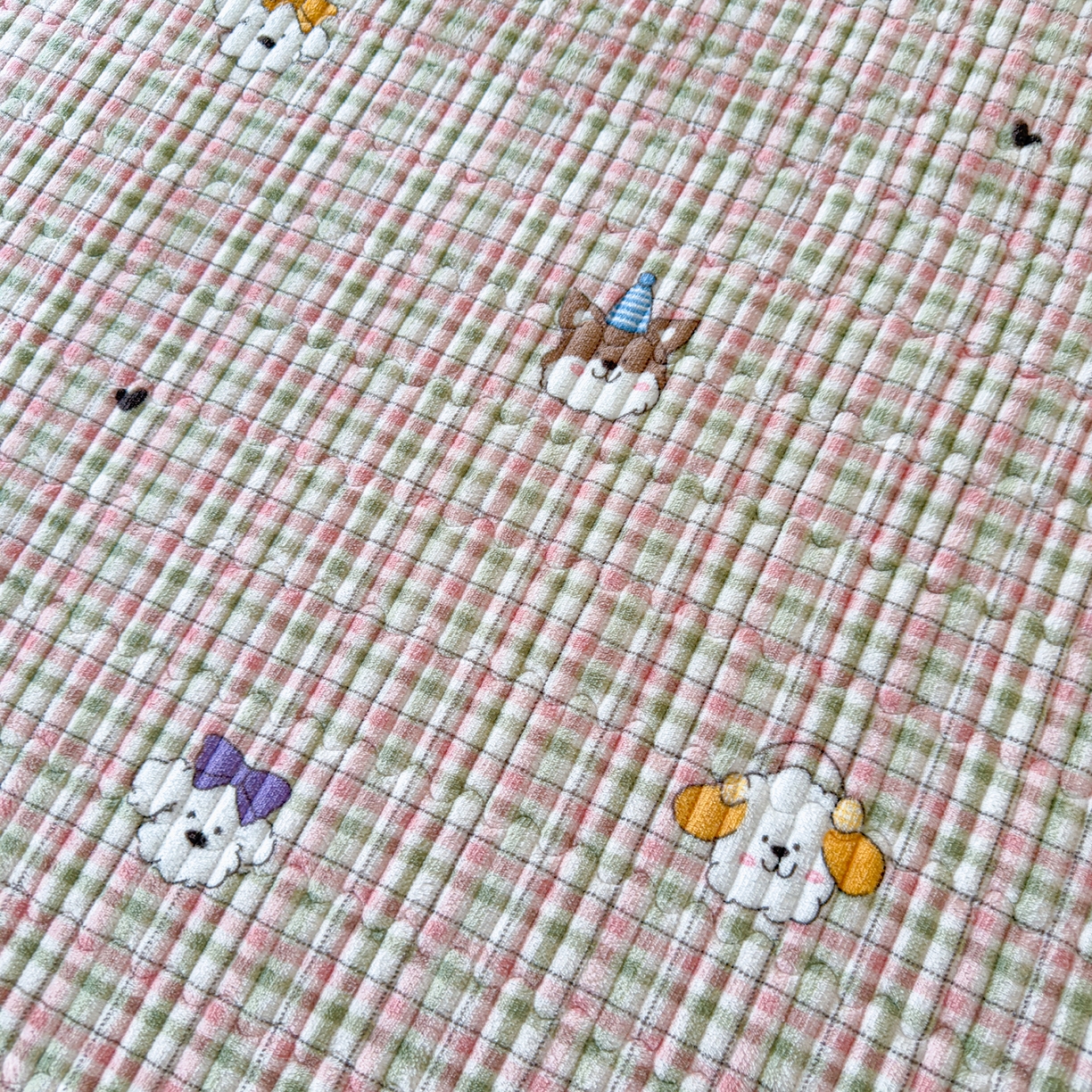 91家纺网 家纺一手货源 找家纺 首爱家纺 2025新款高克重牛奶绒夹棉印花床盖 生日party