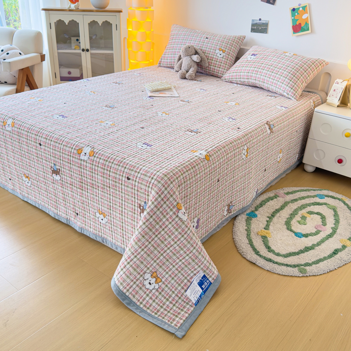 91家纺网 家纺一手货源 找家纺 首爱家纺 2025新款高克重牛奶绒夹棉印花床盖 生日party