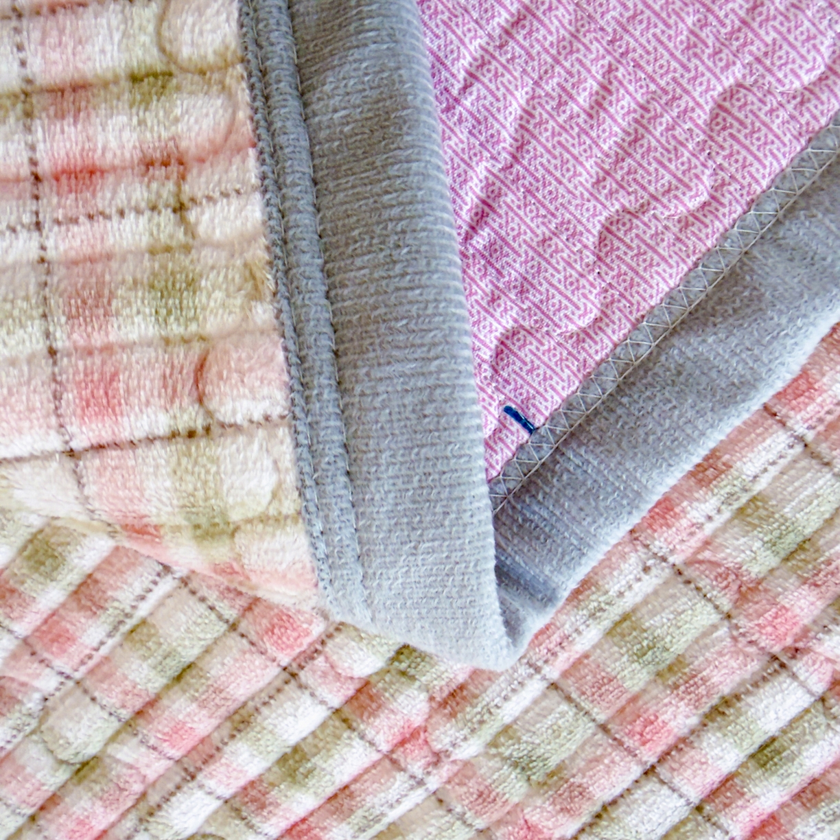 91家纺网 家纺一手货源 找家纺 首爱家纺 2025新款高克重牛奶绒夹棉印花床盖 生日party